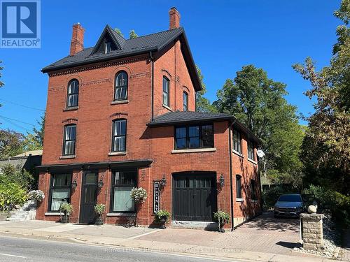 11 Main Street South