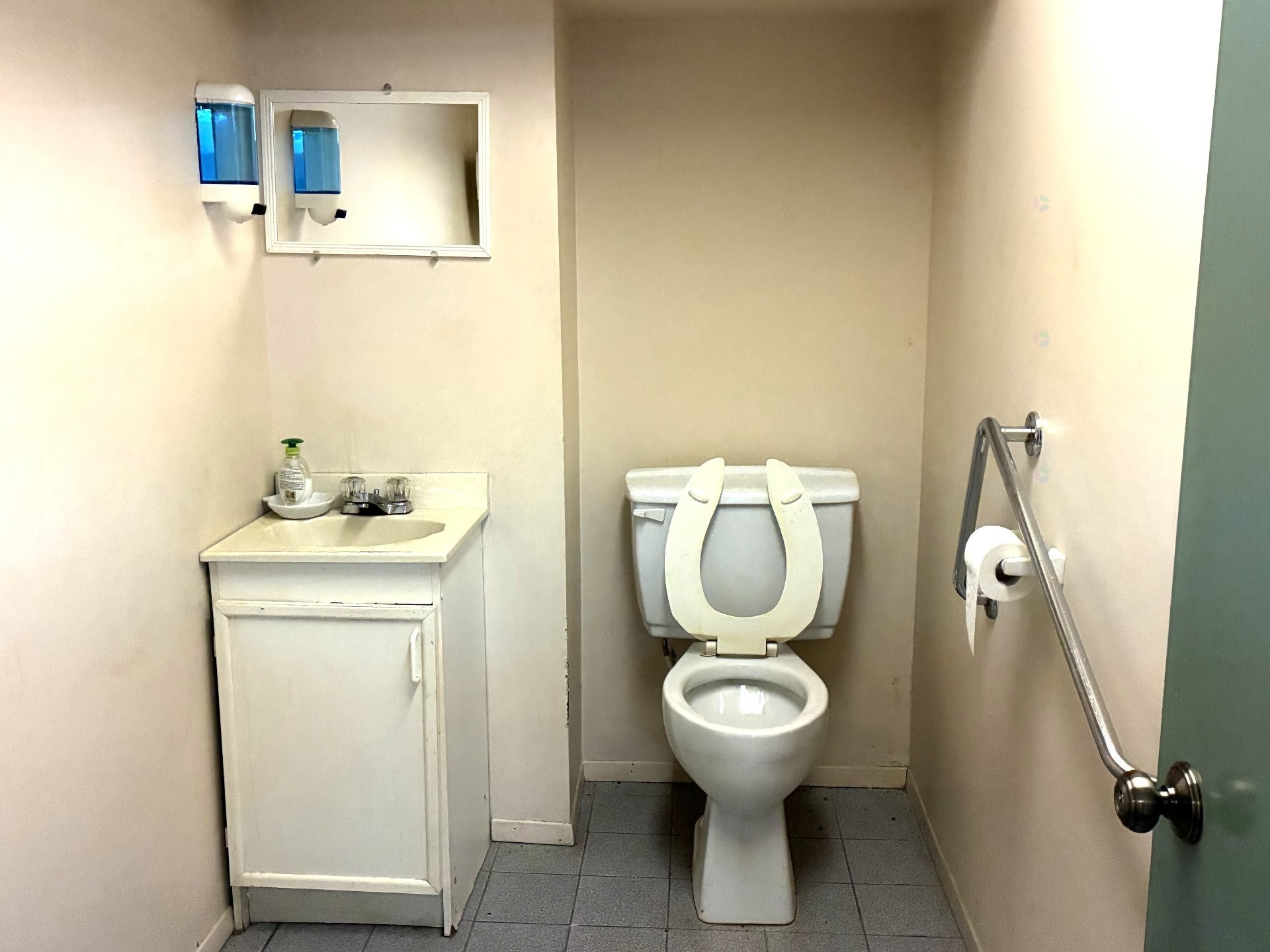 









2098

 - 2100


Rue Frontenac

,
Montréal (Ville-Marie),




QC
H2K2Z3

