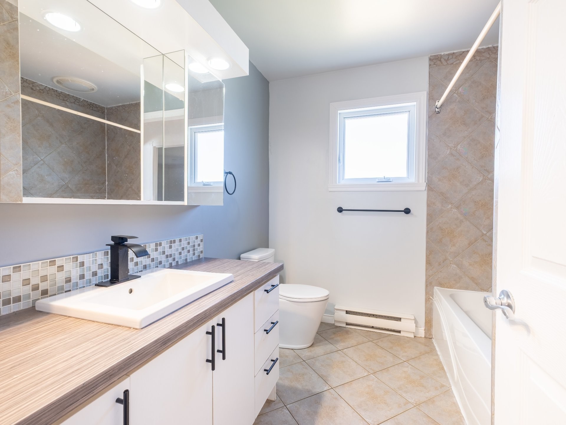 









28


Rue Deblois

,
Drummondville,




QC
J2A2M6

