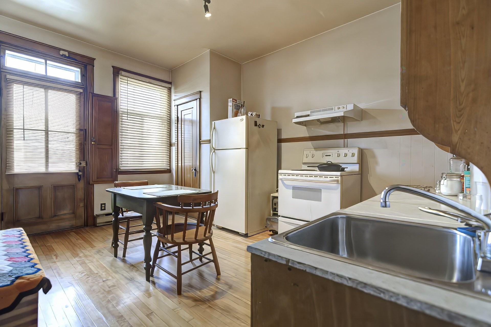 









6665

 - 6669


Av. des Érables

,
Montréal (Rosemont/La Petite-Patrie),




QC
H2G2M9

