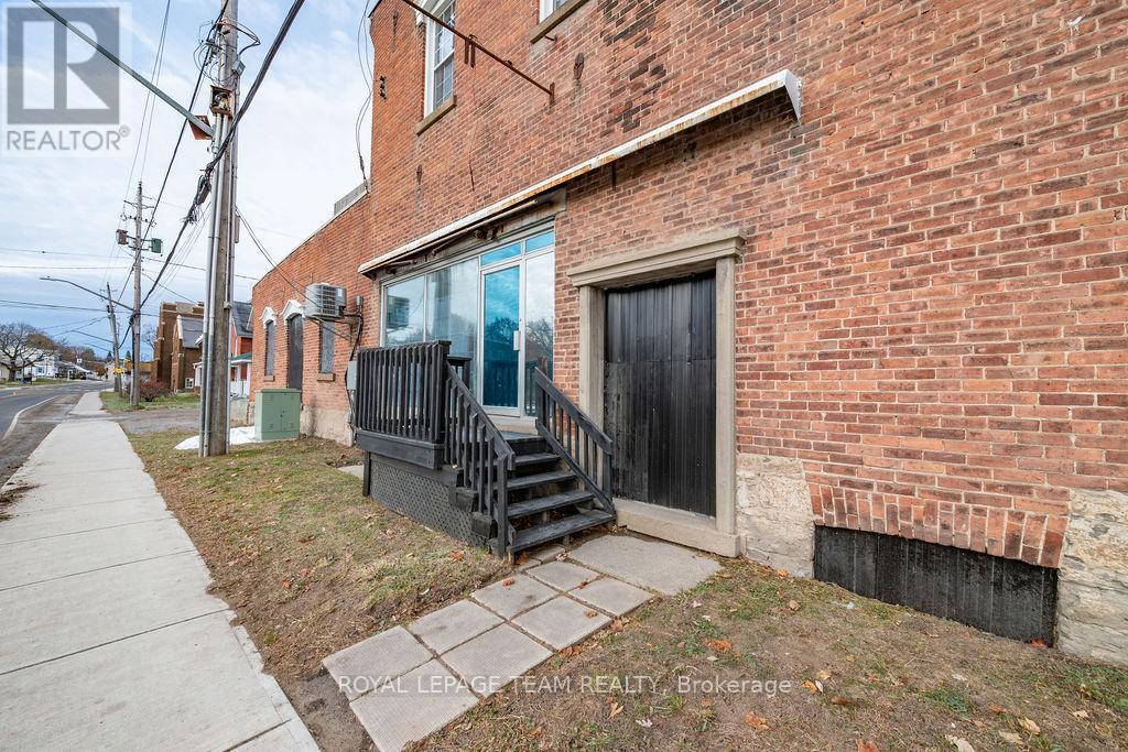 












4 ELGIN STREET W

,
Arnprior,




Ontario
K7S1N3

