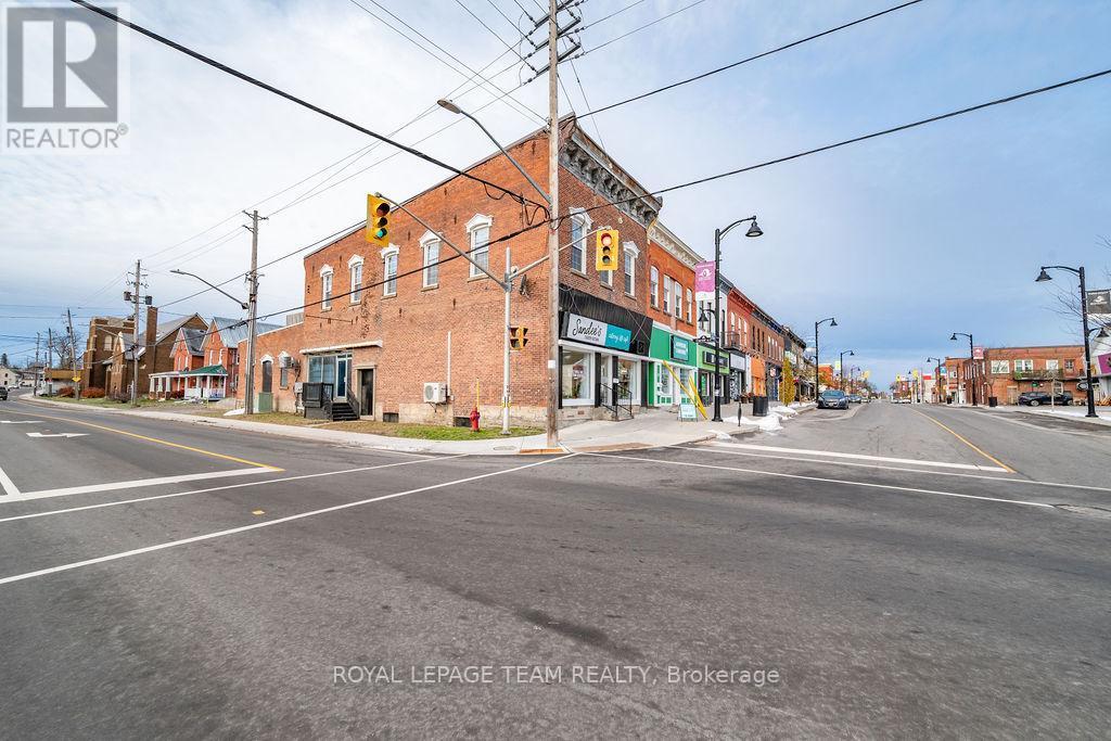 












4 ELGIN STREET W

,
Arnprior,




Ontario
K7S1N3

