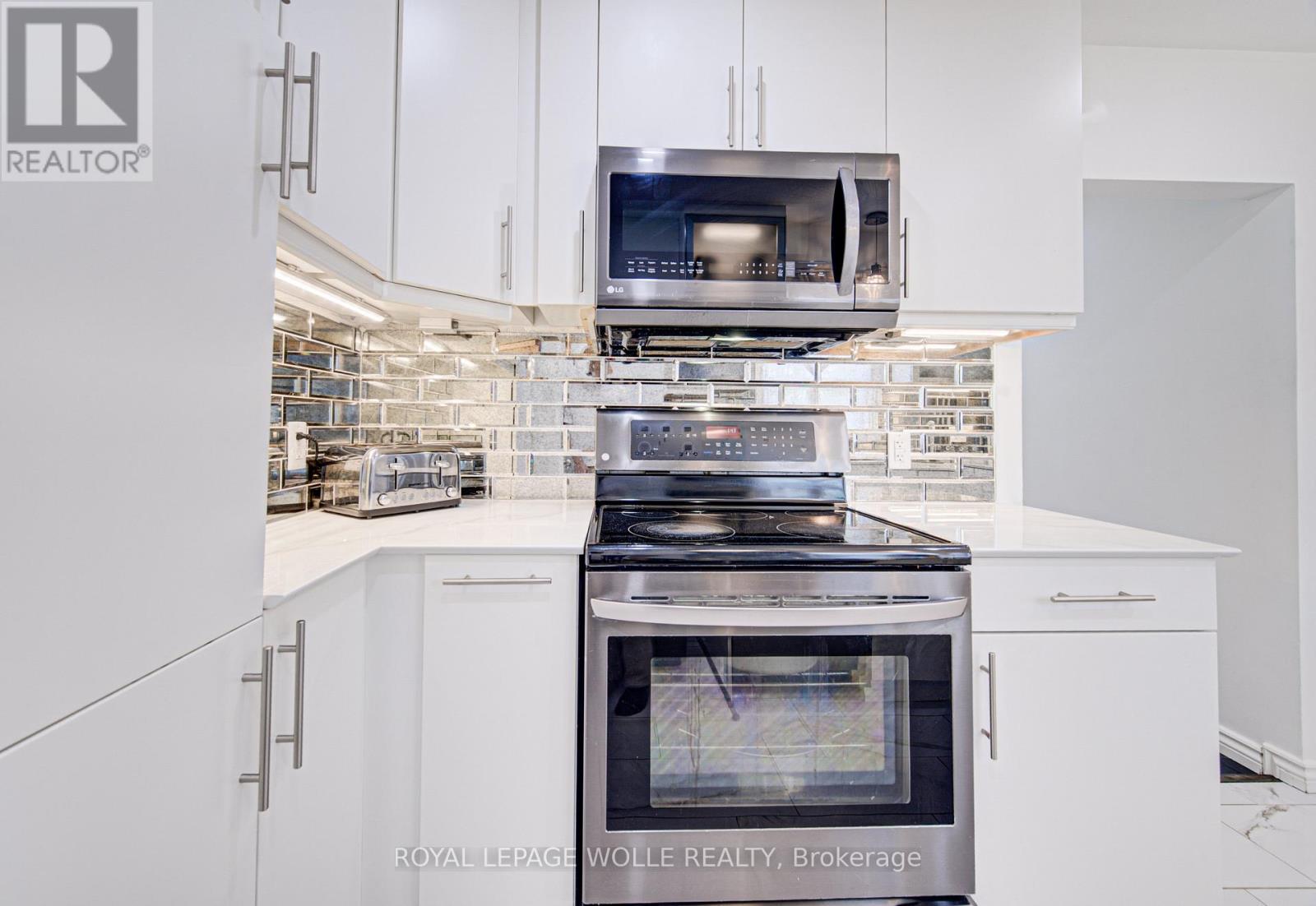 












152 CLARK AVENUE

,
Kitchener,




Ontario
N2C1Y5

