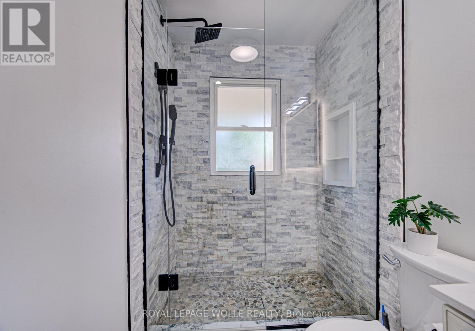 












152 CLARK AVENUE

,
Kitchener,




Ontario
N2C1Y5

