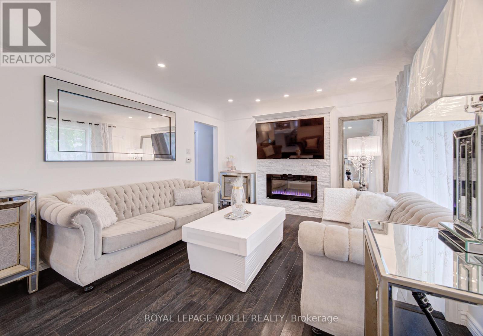 












152 CLARK AVENUE

,
Kitchener,




Ontario
N2C1Y5

