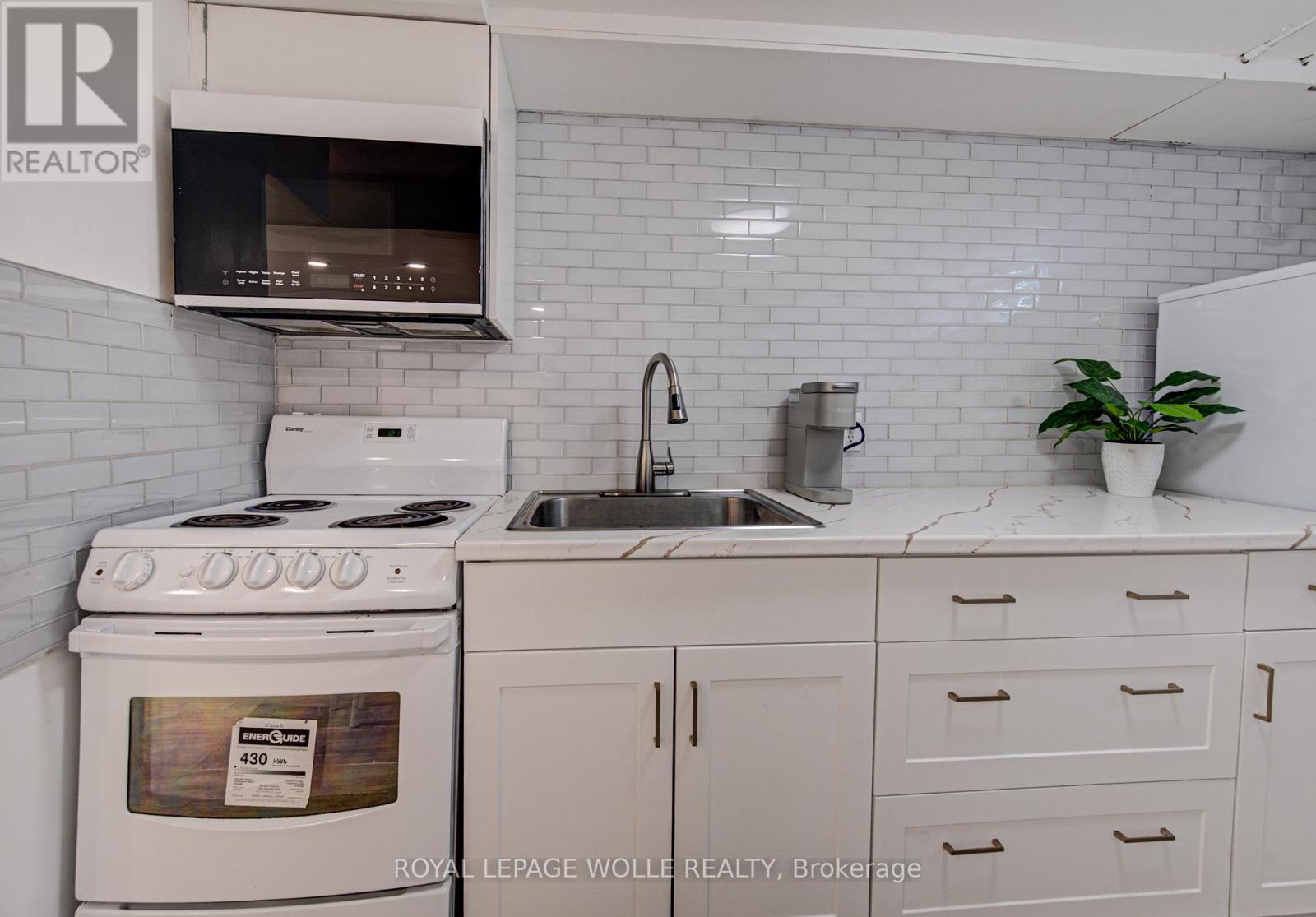 












152 CLARK AVENUE

,
Kitchener,




Ontario
N2C1Y5

