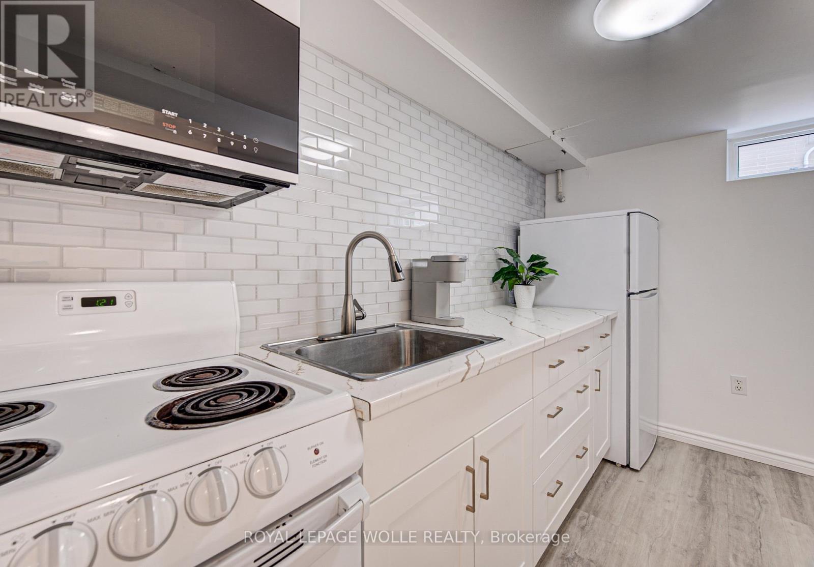 












152 CLARK AVENUE

,
Kitchener,




Ontario
N2C1Y5

