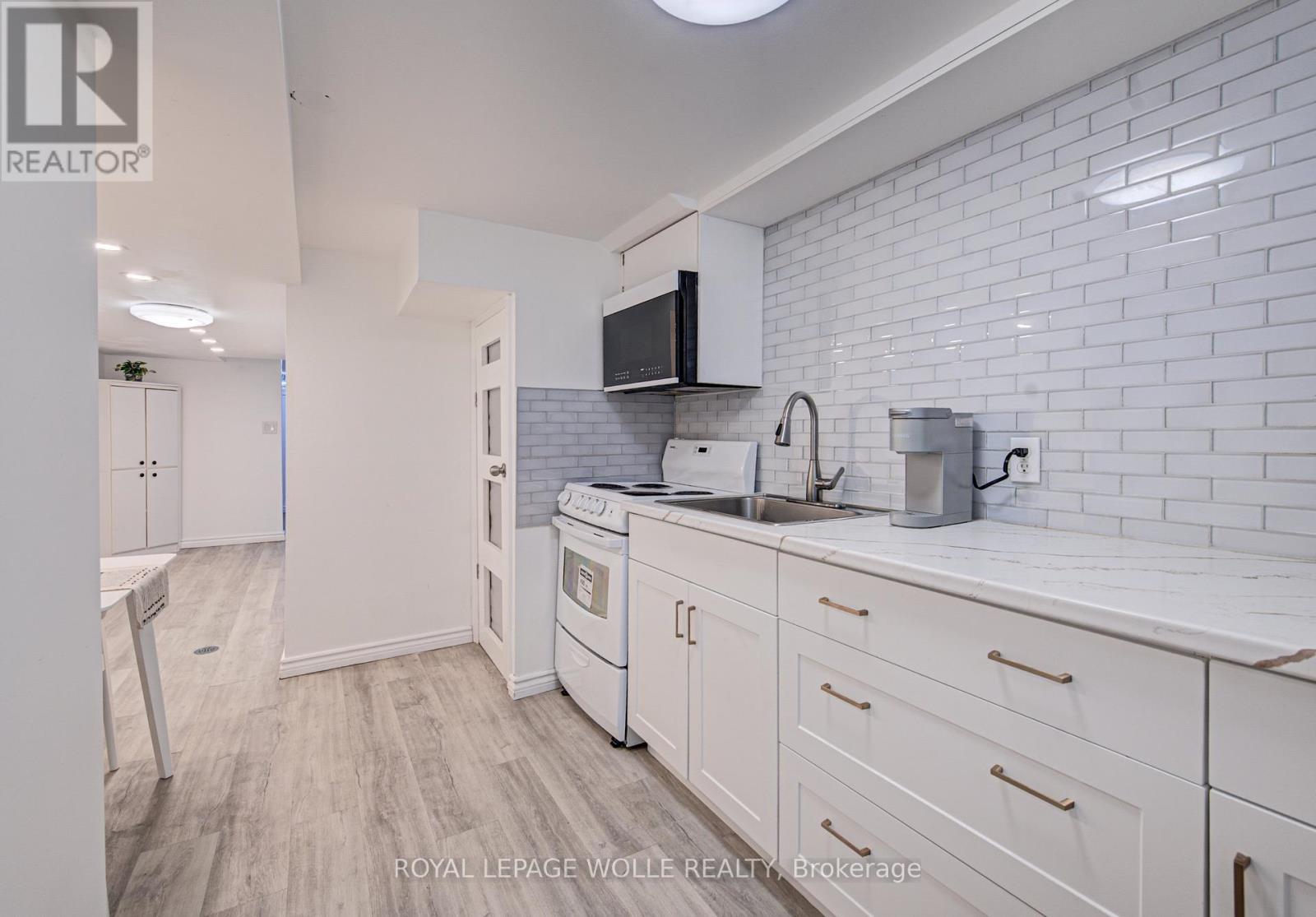












152 CLARK AVENUE

,
Kitchener,




Ontario
N2C1Y5

