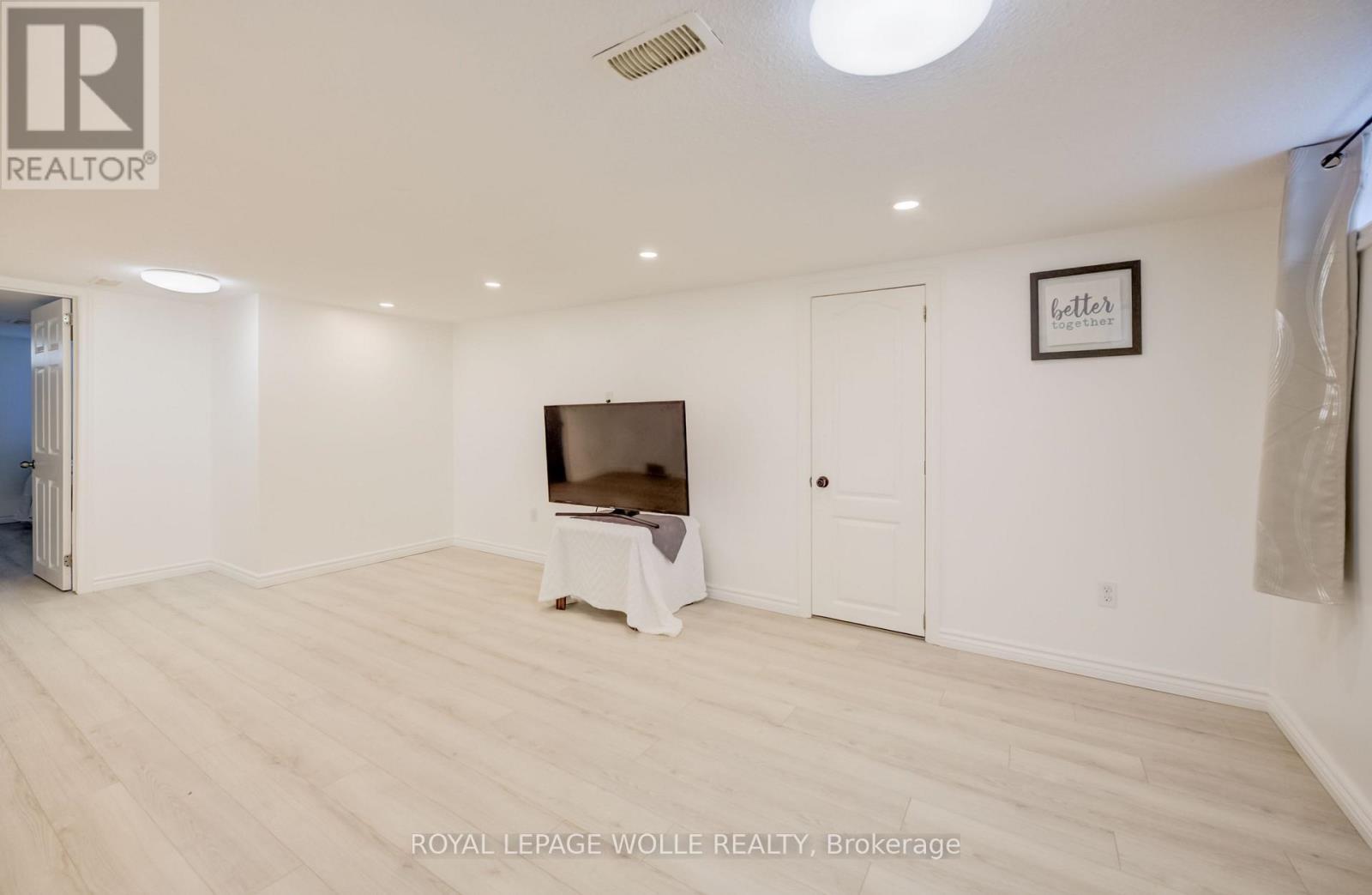 












152 CLARK AVENUE

,
Kitchener,




Ontario
N2C1Y5

