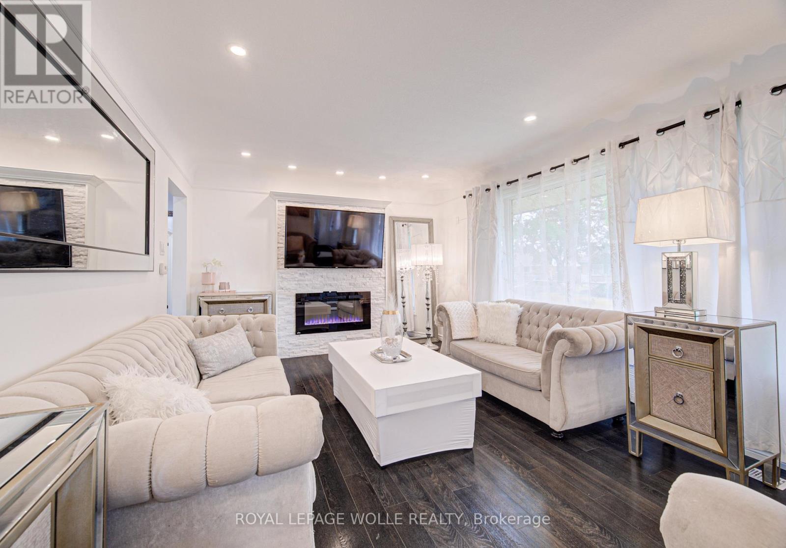 












152 CLARK AVENUE

,
Kitchener,




Ontario
N2C1Y5

