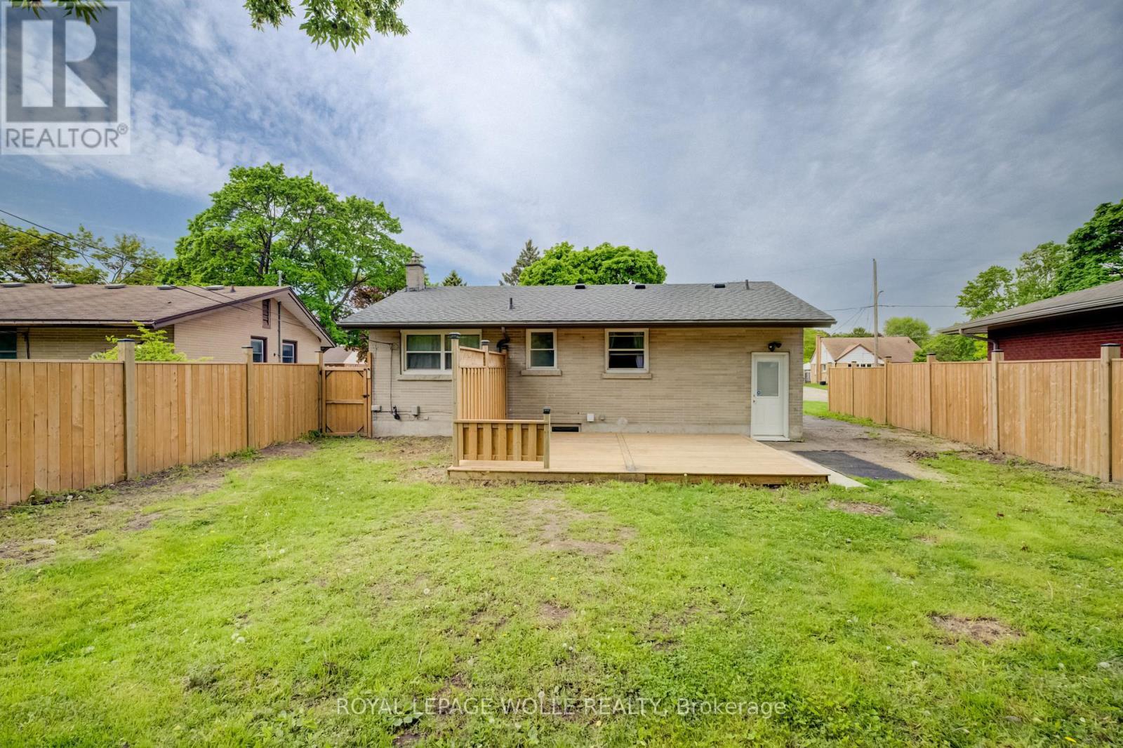












152 CLARK AVENUE

,
Kitchener,




Ontario
N2C1Y5


