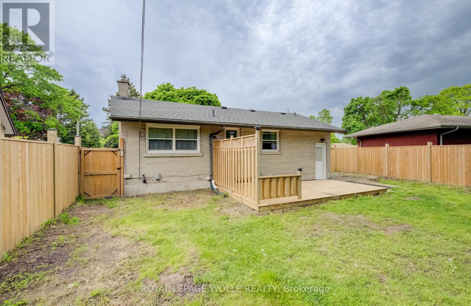 












152 CLARK AVENUE

,
Kitchener,




Ontario
N2C1Y5

