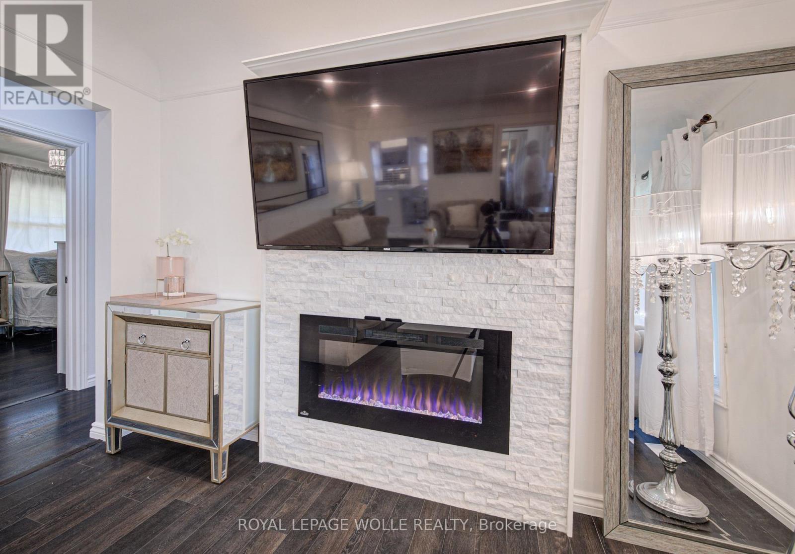 












152 CLARK AVENUE

,
Kitchener,




Ontario
N2C1Y5


