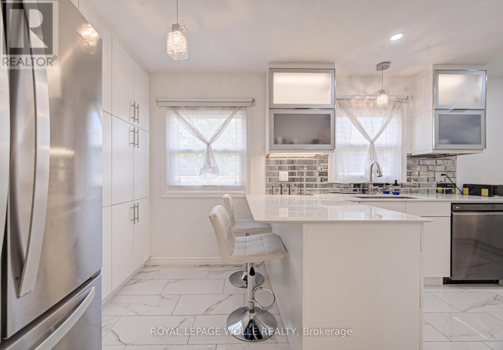 












152 CLARK AVENUE

,
Kitchener,




Ontario
N2C1Y5

