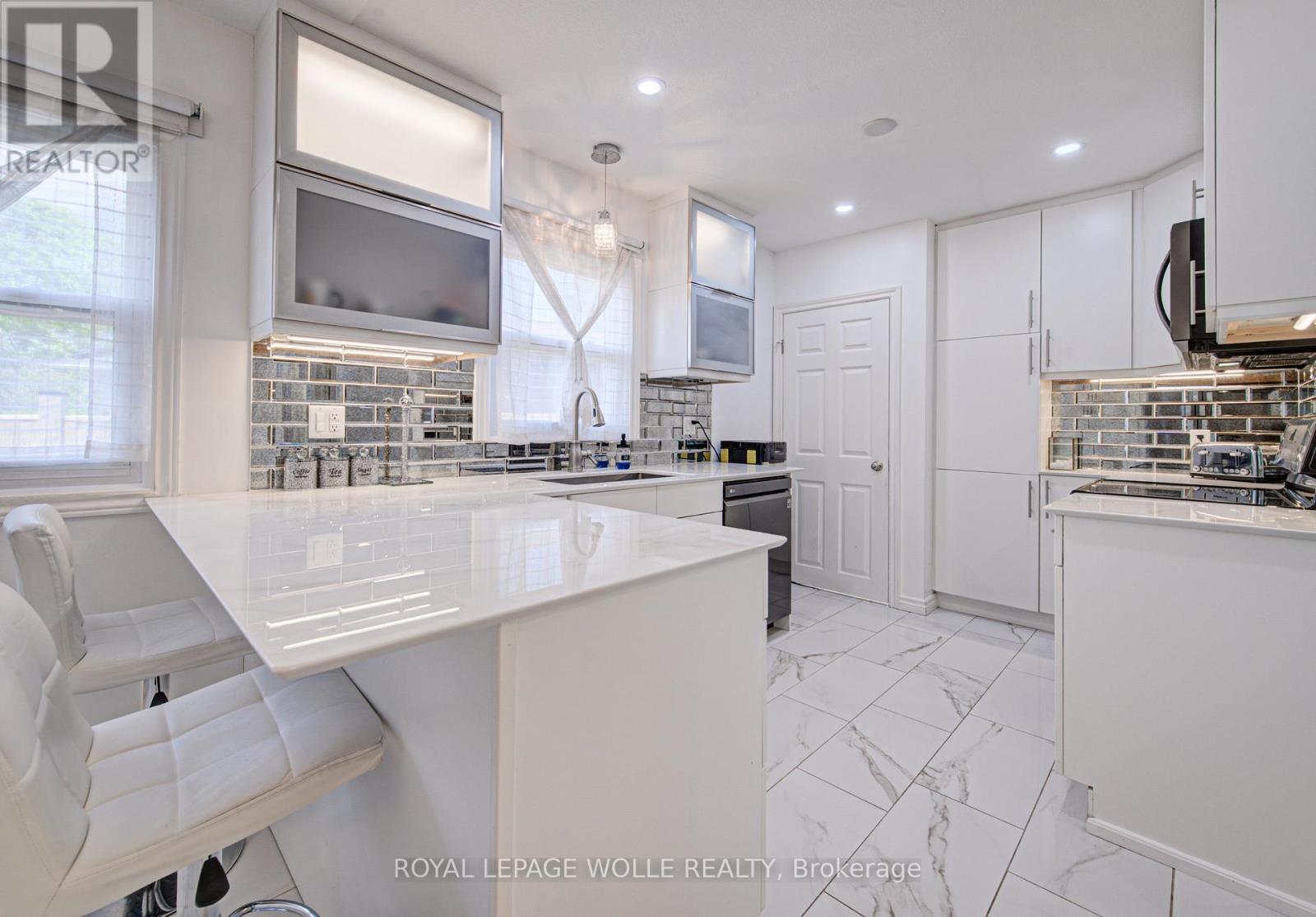 












152 CLARK AVENUE

,
Kitchener,




Ontario
N2C1Y5

