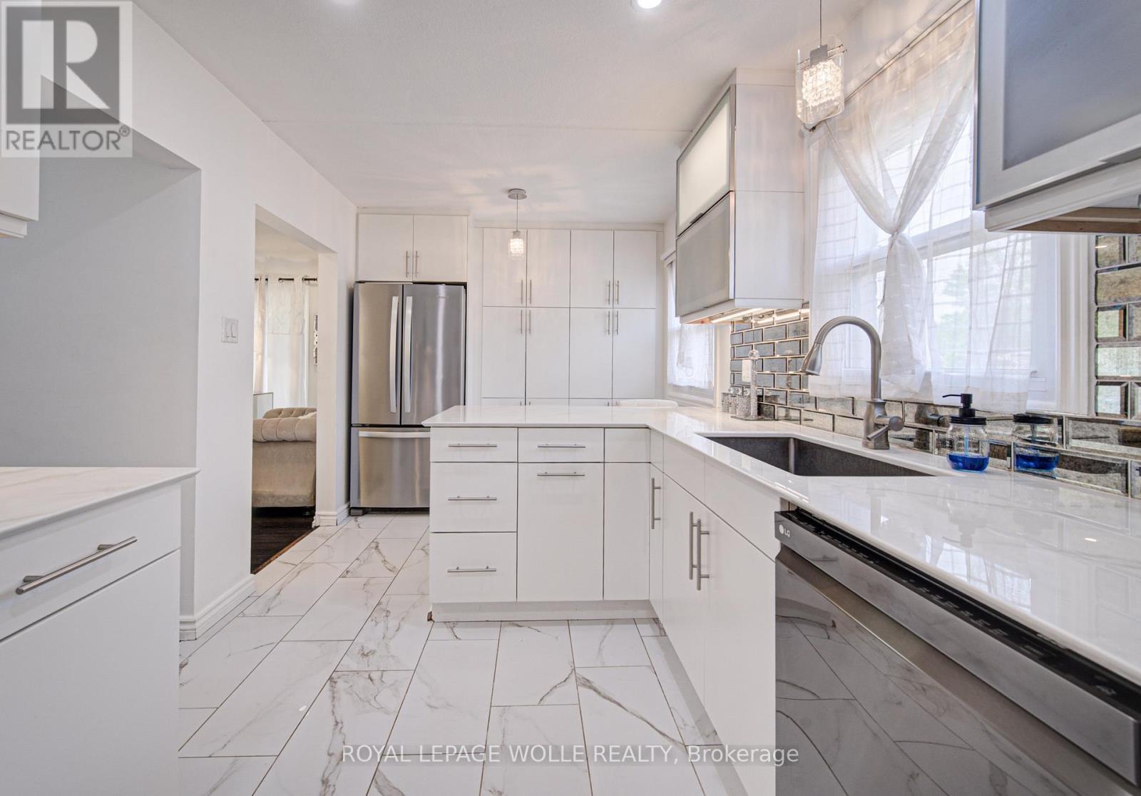 












152 CLARK AVENUE

,
Kitchener,




Ontario
N2C1Y5

