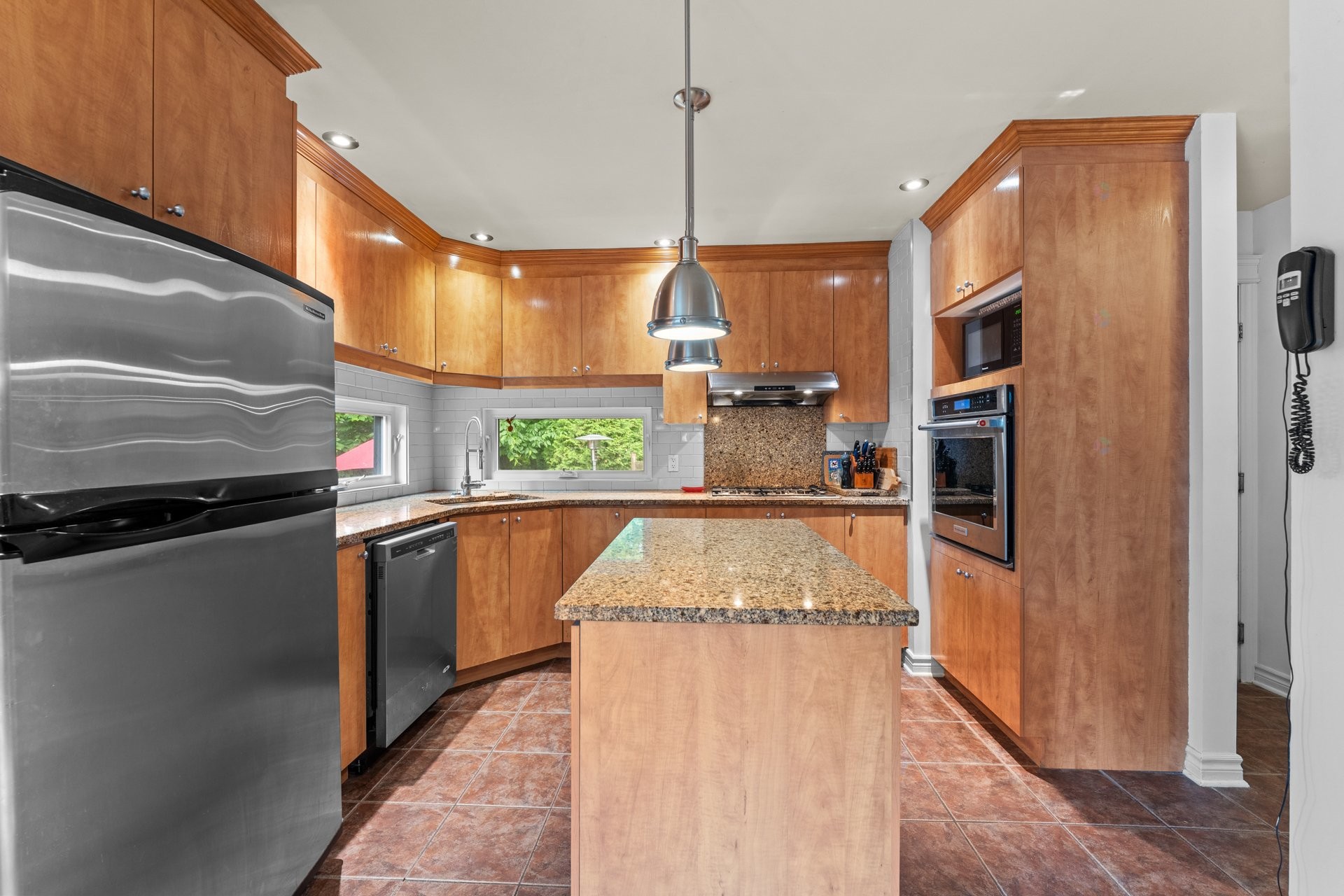 









800


Av. de la Haute-Rive

,
Bois-des-Filion,




QC
J6Z4T8

