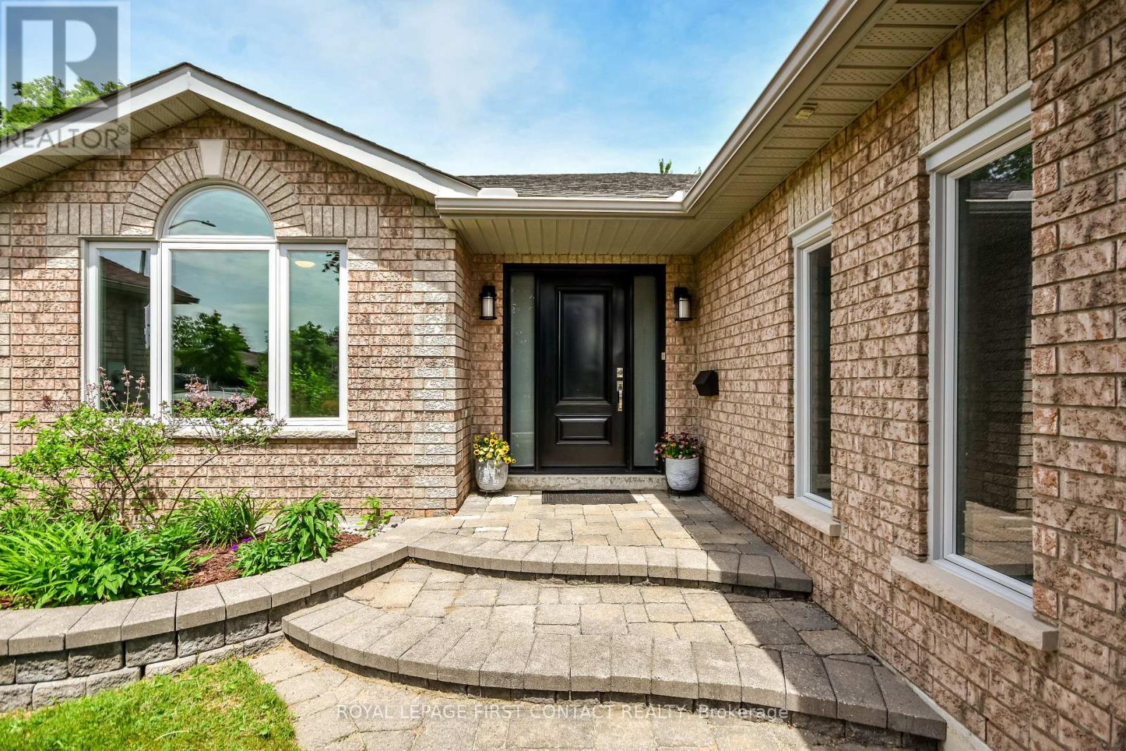 












6 NICKLAUS DRIVE

,
Barrie,




Ontario
L4M6W6

