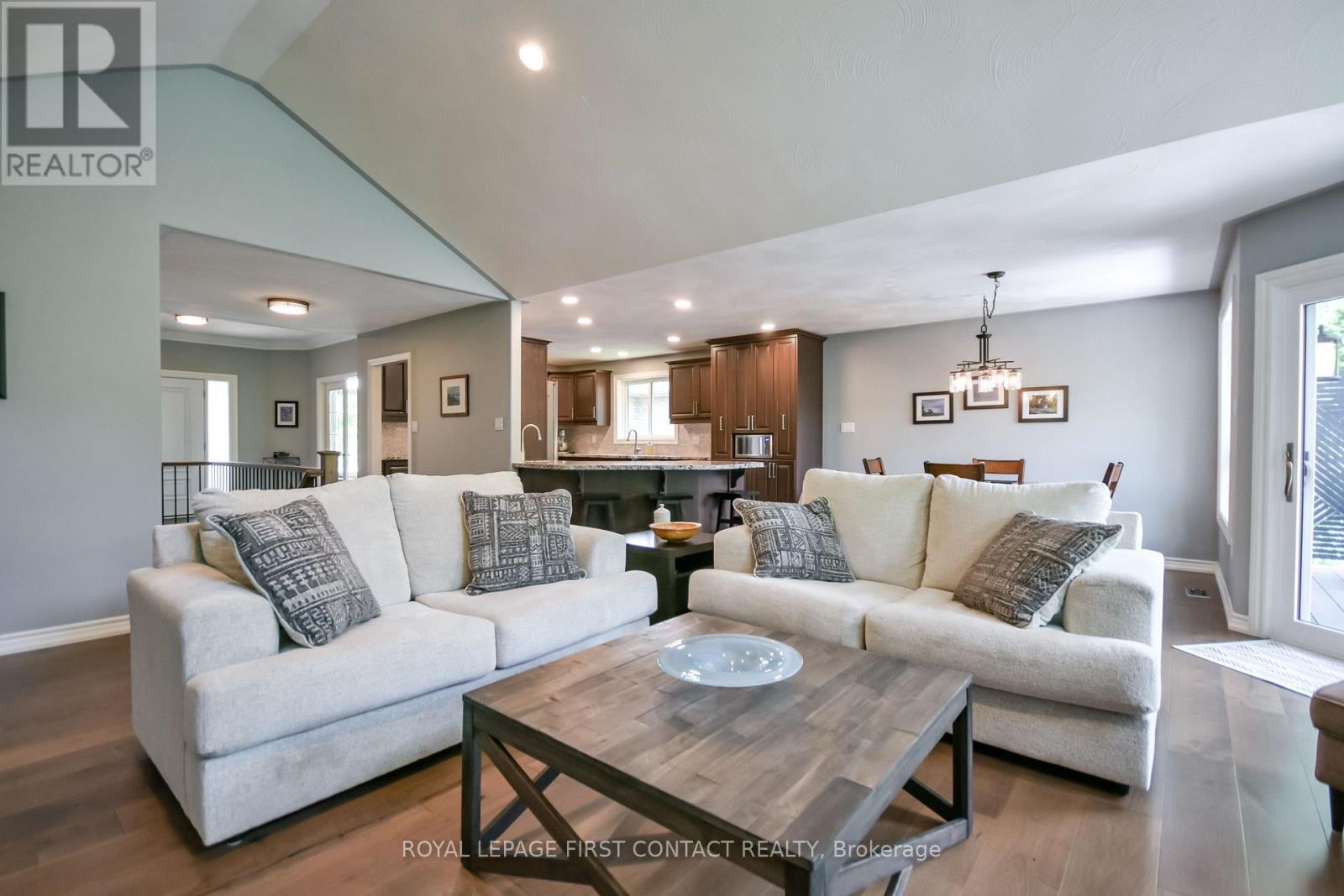 












6 NICKLAUS DRIVE

,
Barrie,




Ontario
L4M6W6

