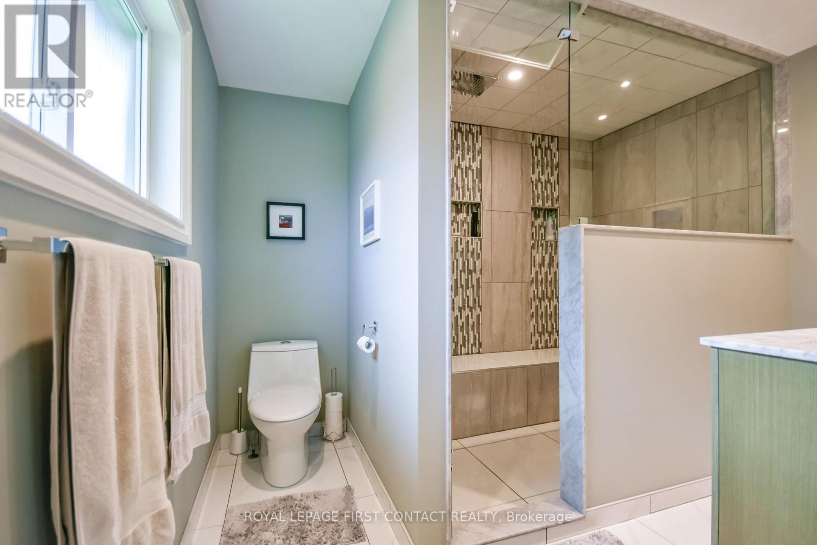 












6 NICKLAUS DRIVE

,
Barrie,




Ontario
L4M6W6

