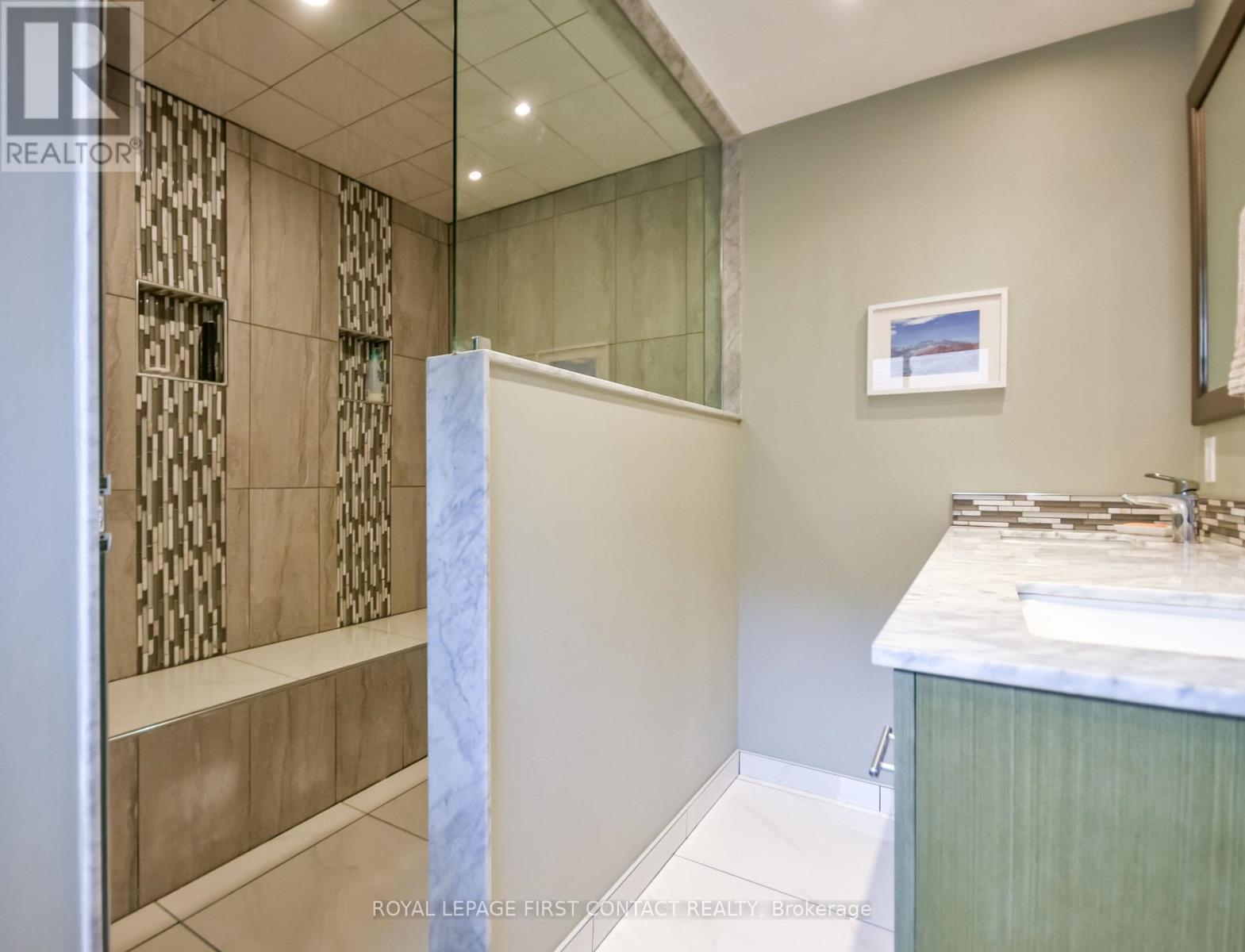 












6 NICKLAUS DRIVE

,
Barrie,




Ontario
L4M6W6

