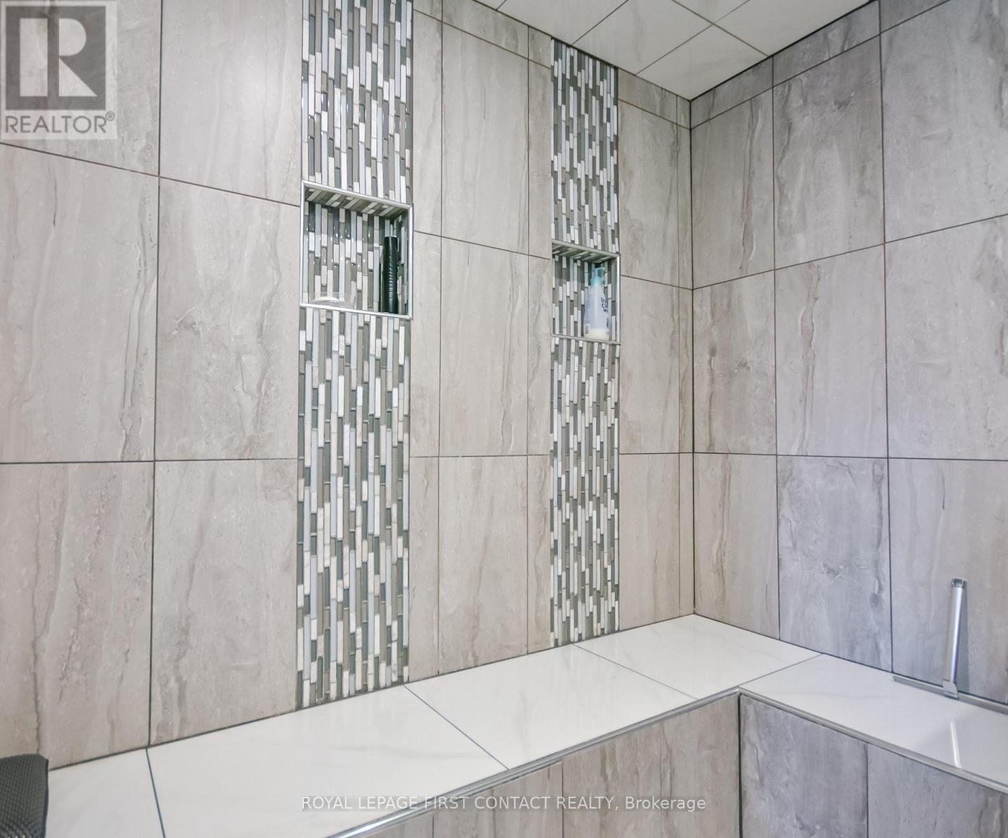 












6 NICKLAUS DRIVE

,
Barrie,




Ontario
L4M6W6

