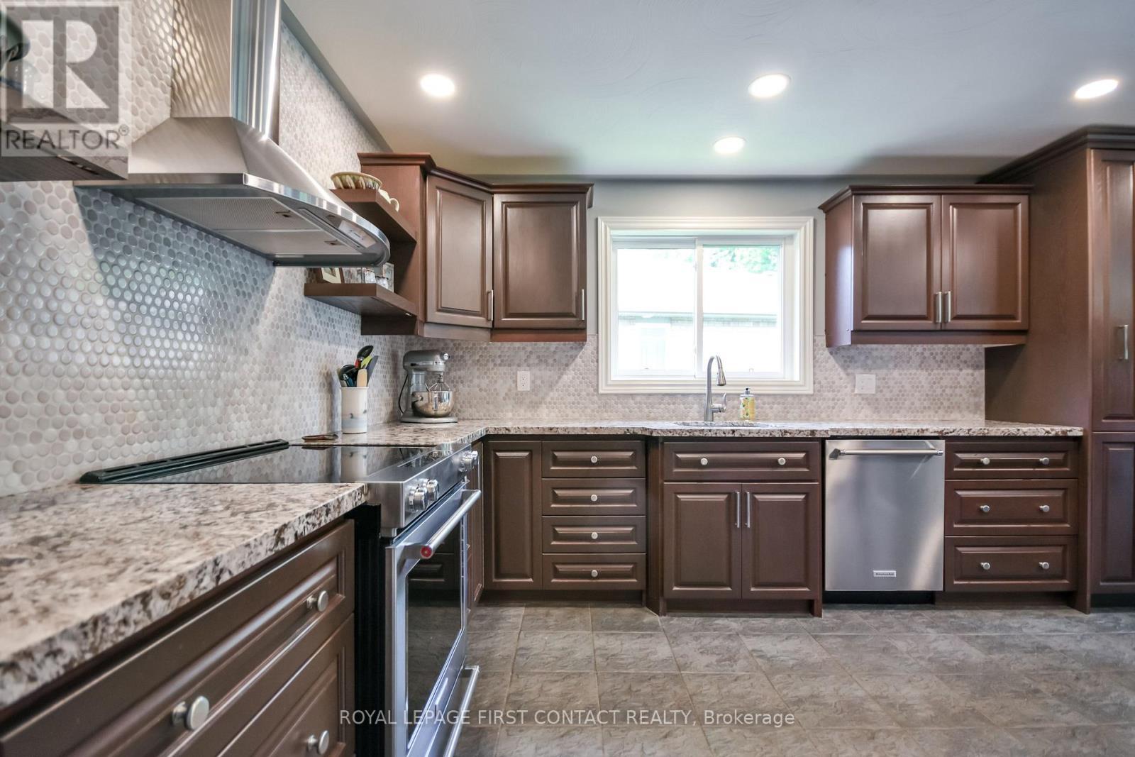 












6 NICKLAUS DRIVE

,
Barrie,




Ontario
L4M6W6


