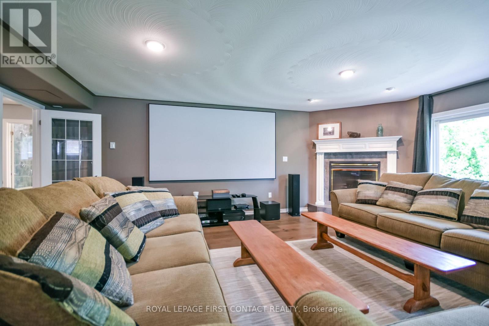 












6 NICKLAUS DRIVE

,
Barrie,




Ontario
L4M6W6

