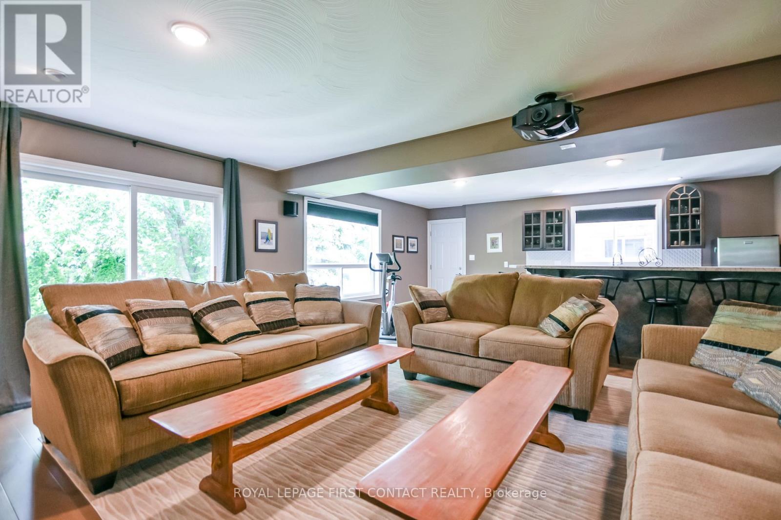 












6 NICKLAUS DRIVE

,
Barrie,




Ontario
L4M6W6

