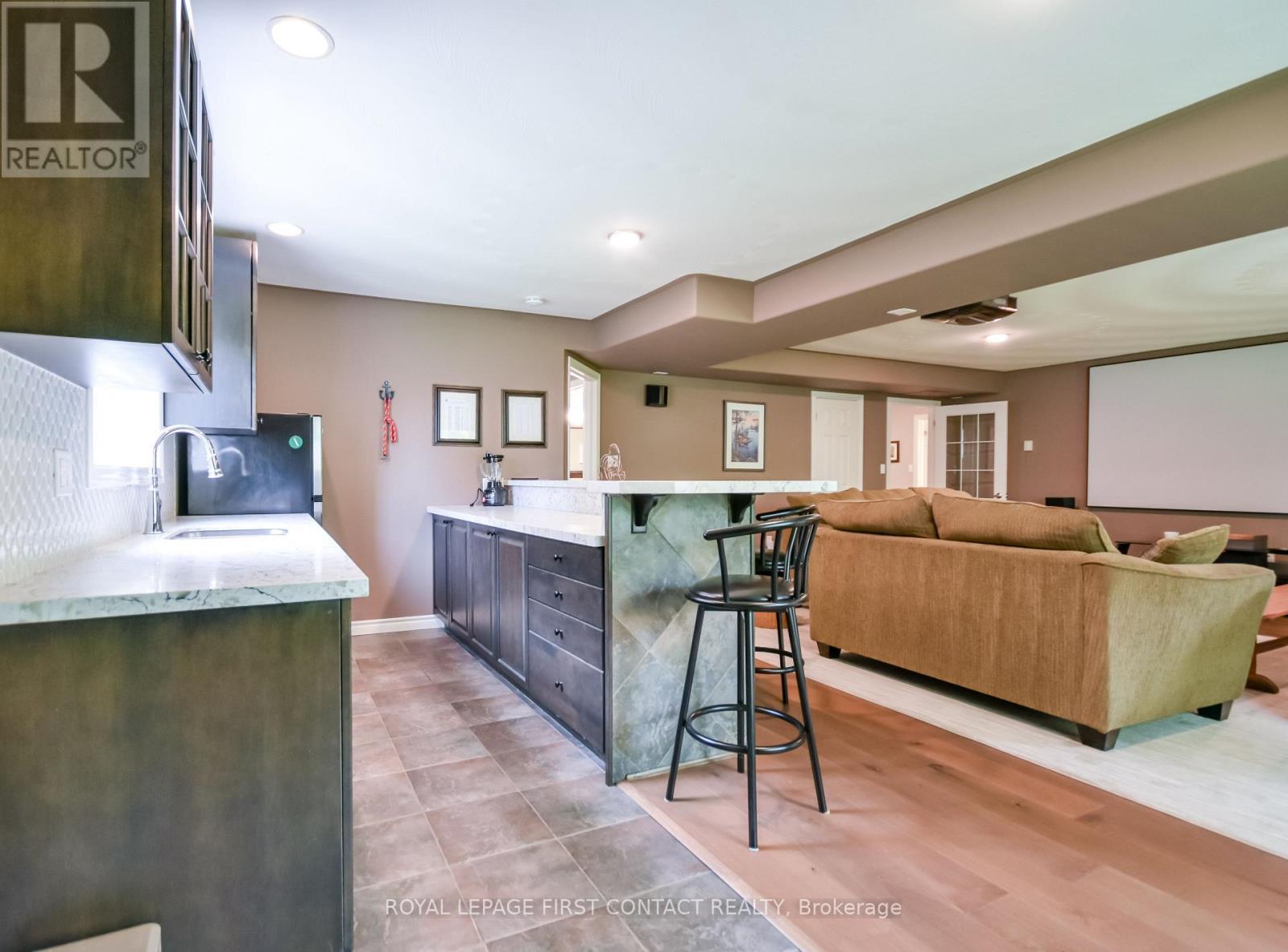 












6 NICKLAUS DRIVE

,
Barrie,




Ontario
L4M6W6

