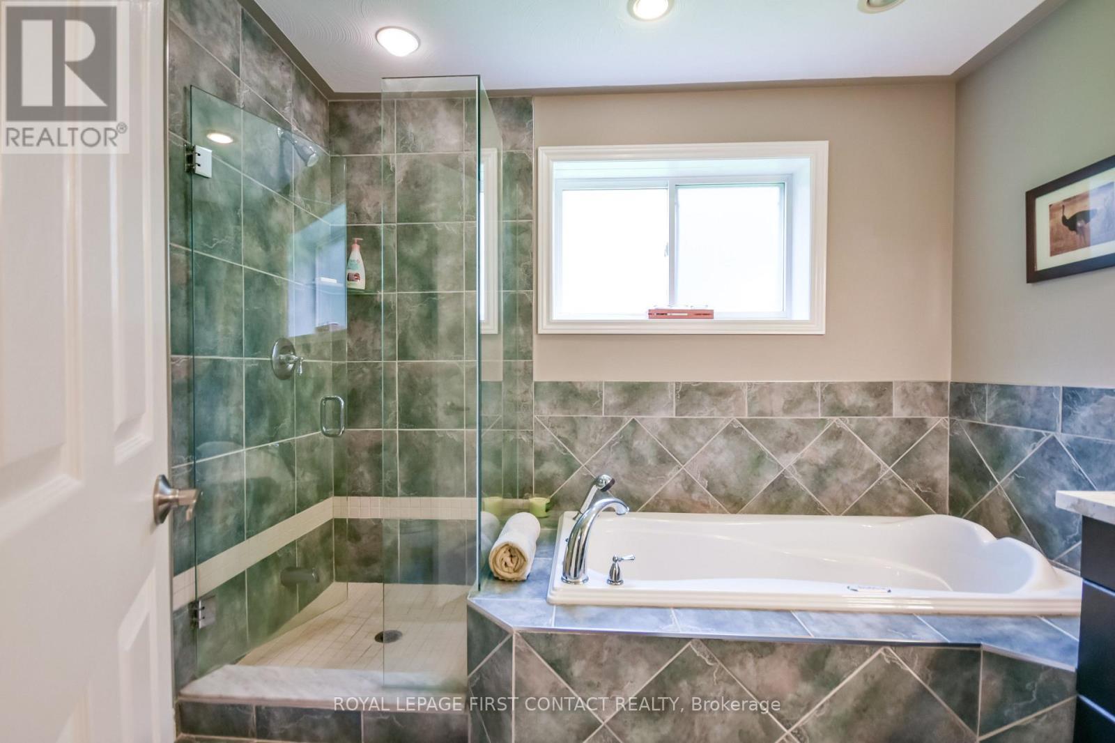 












6 NICKLAUS DRIVE

,
Barrie,




Ontario
L4M6W6


