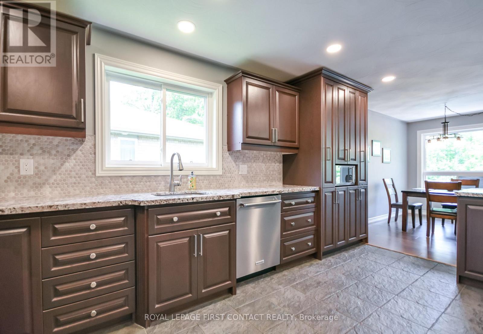 












6 NICKLAUS DRIVE

,
Barrie,




Ontario
L4M6W6


