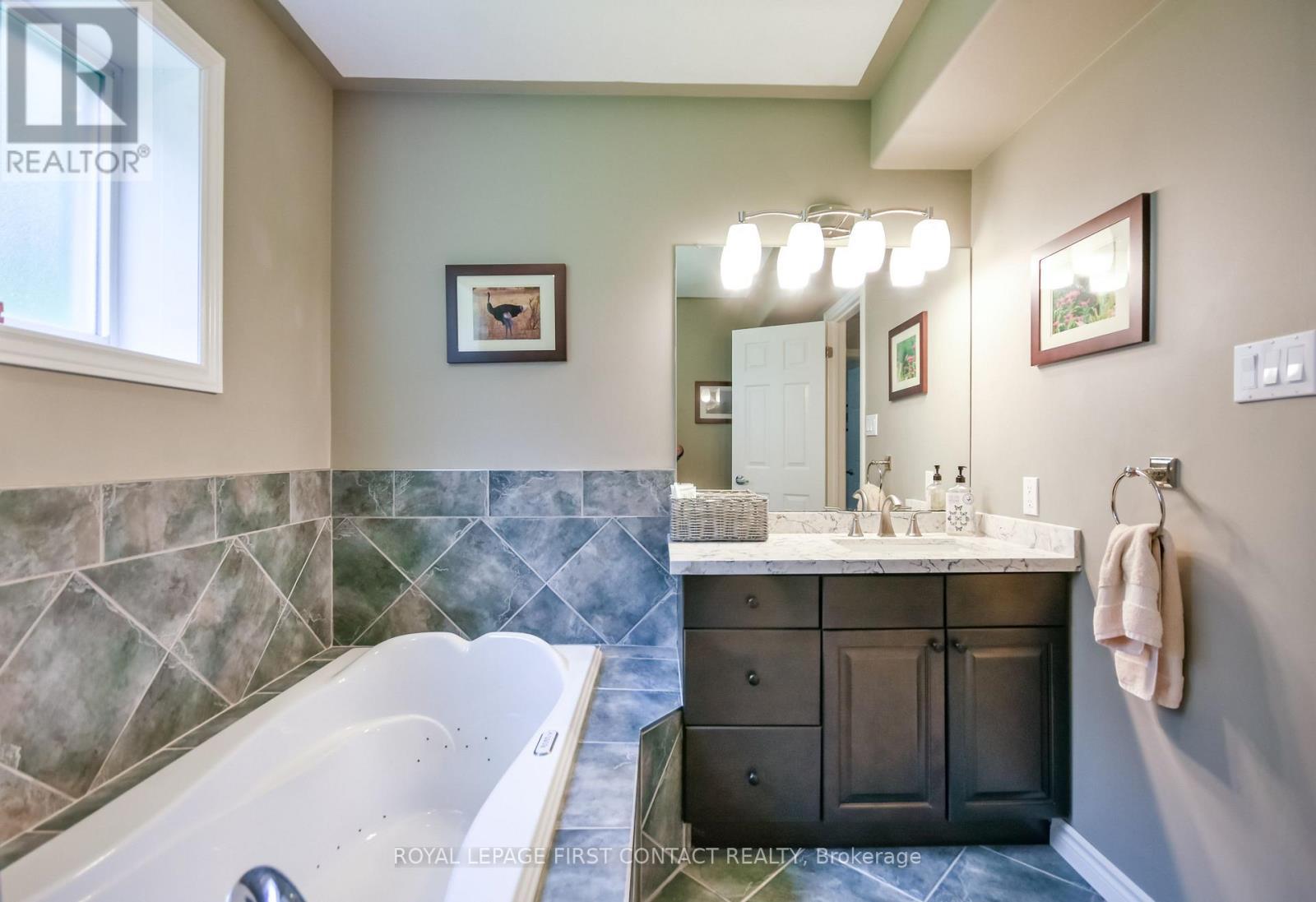 












6 NICKLAUS DRIVE

,
Barrie,




Ontario
L4M6W6

