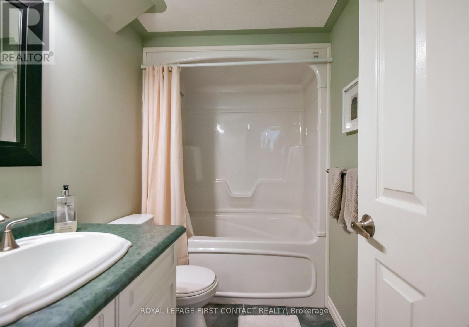 












6 NICKLAUS DRIVE

,
Barrie,




Ontario
L4M6W6

