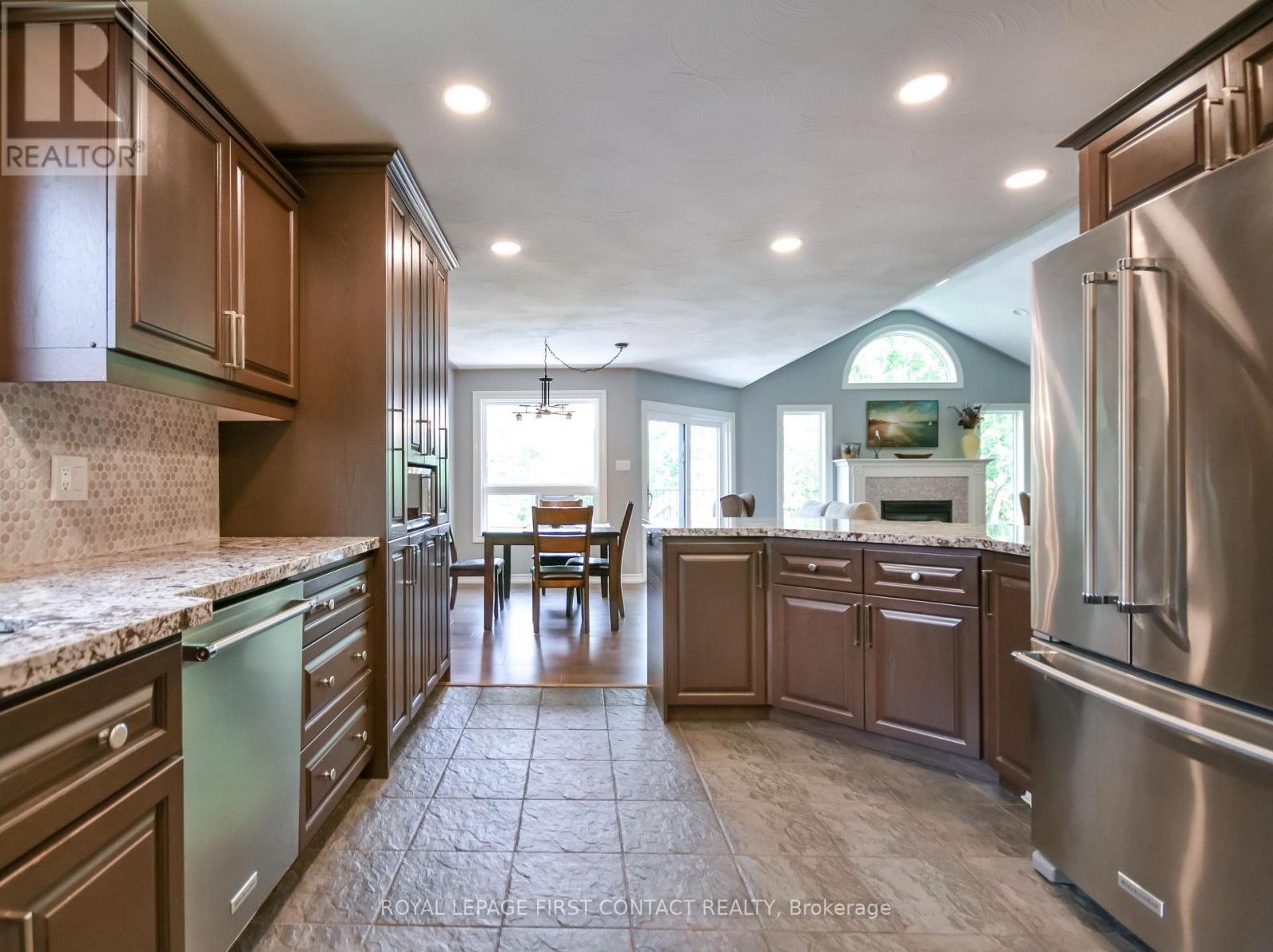 












6 NICKLAUS DRIVE

,
Barrie,




Ontario
L4M6W6

