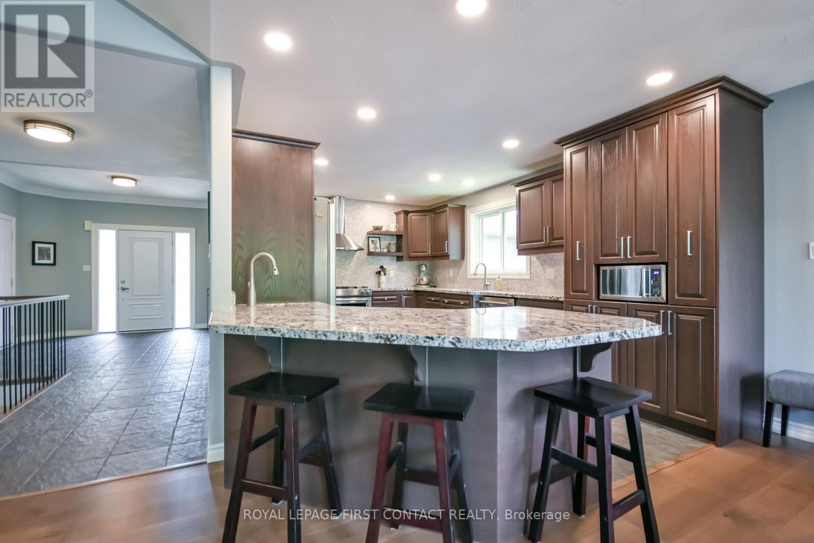 












6 NICKLAUS DRIVE

,
Barrie,




Ontario
L4M6W6

