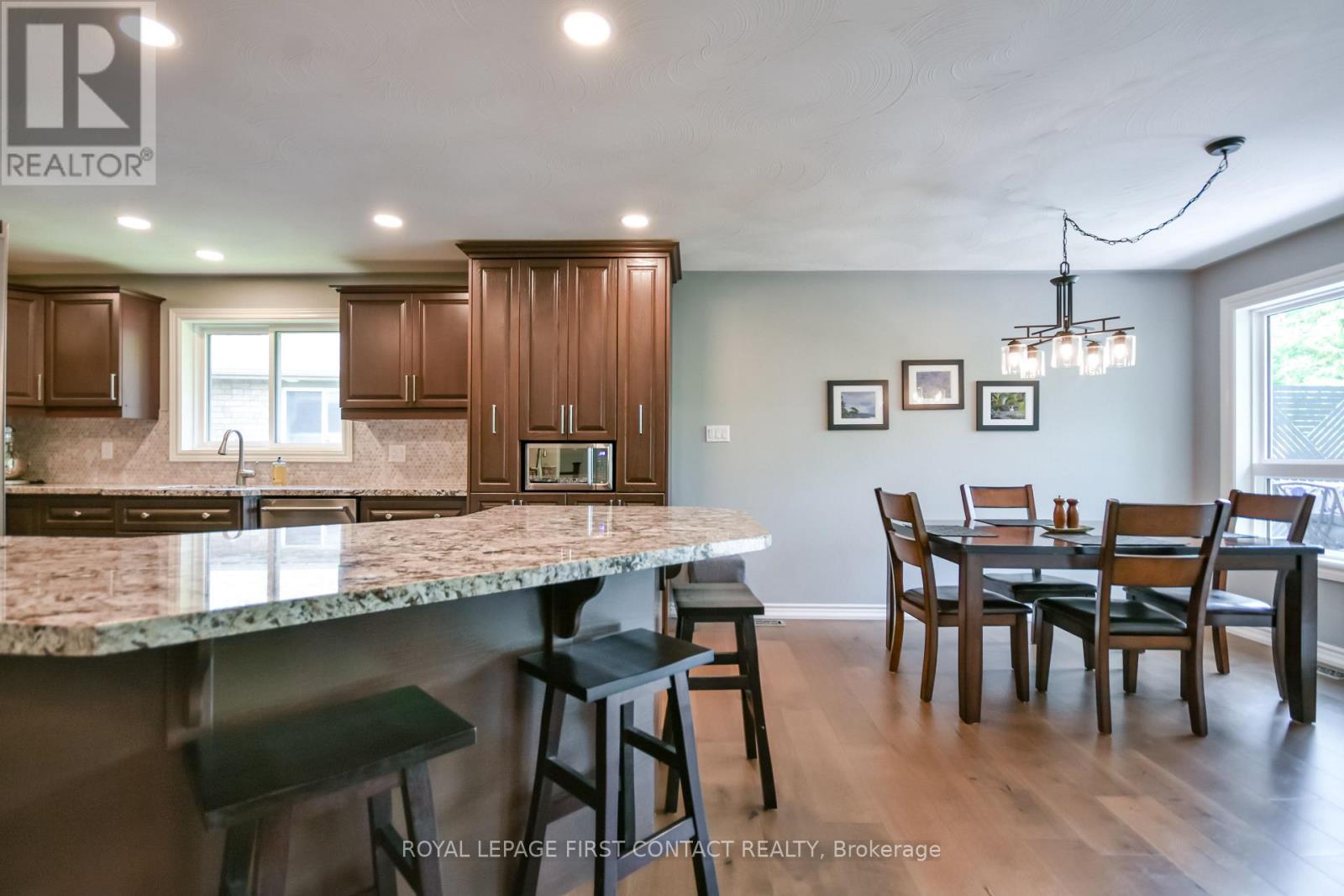 












6 NICKLAUS DRIVE

,
Barrie,




Ontario
L4M6W6

