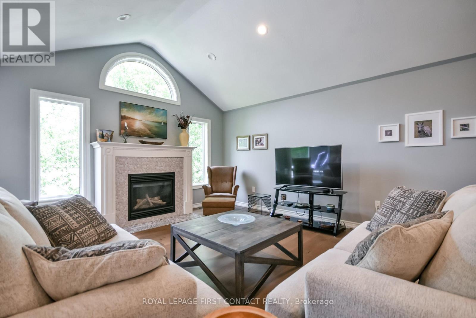 












6 NICKLAUS DRIVE

,
Barrie,




Ontario
L4M6W6

