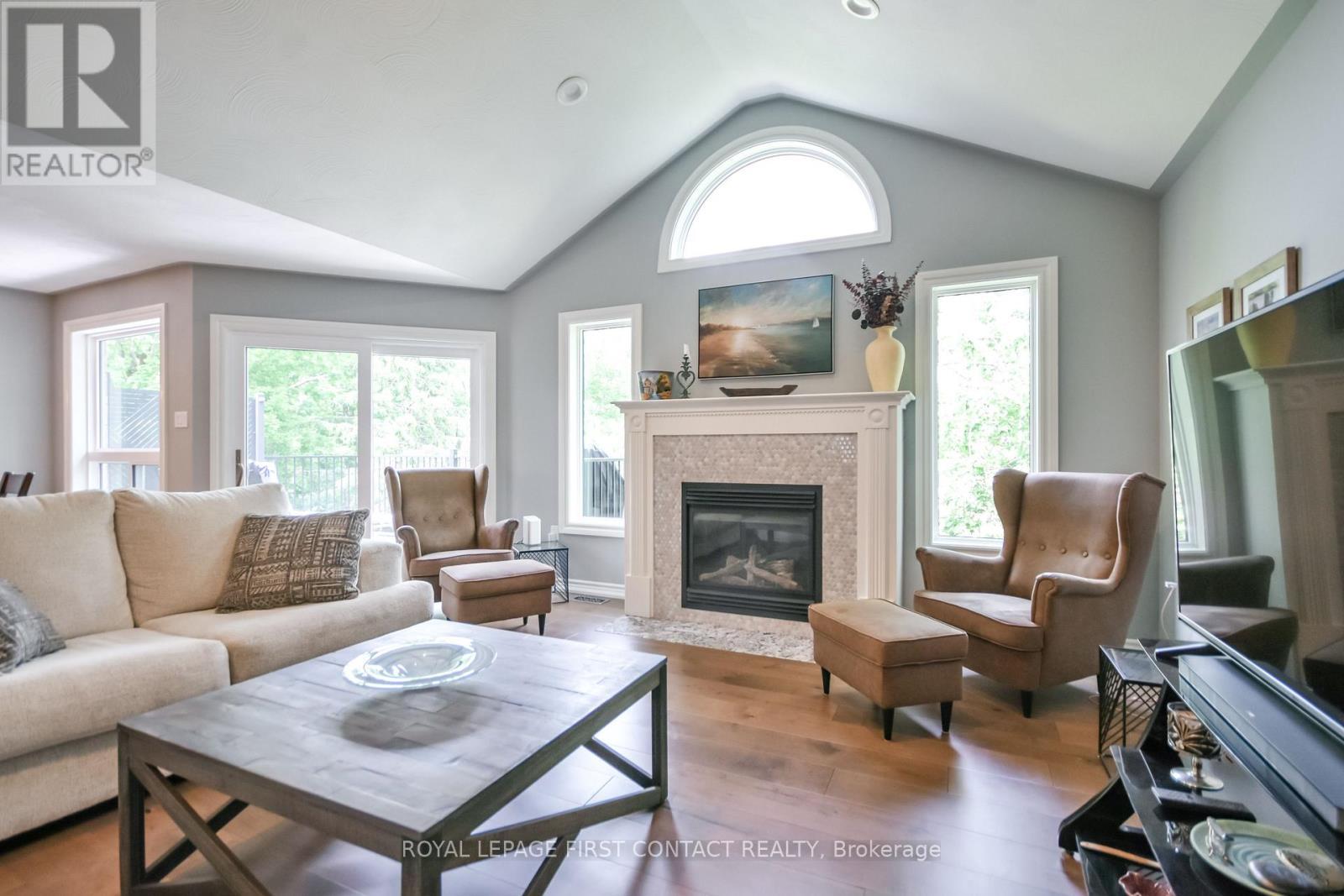 












6 NICKLAUS DRIVE

,
Barrie,




Ontario
L4M6W6

