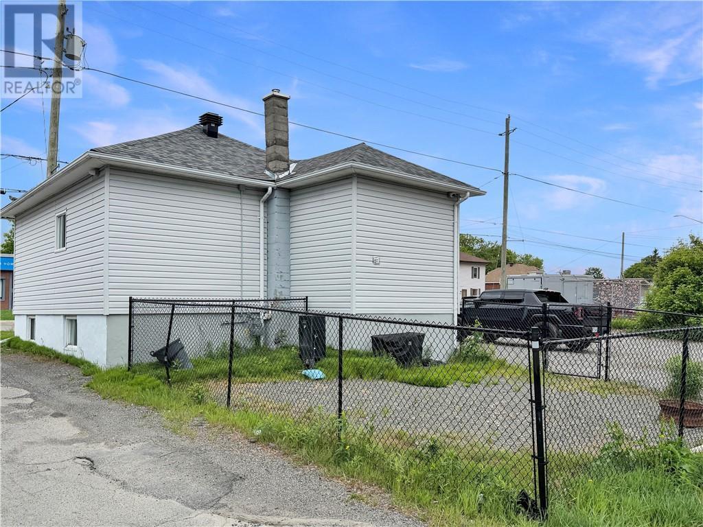 












3550 Errington Avenue

,
Chelmsford,




Ontario
P0M1L0

