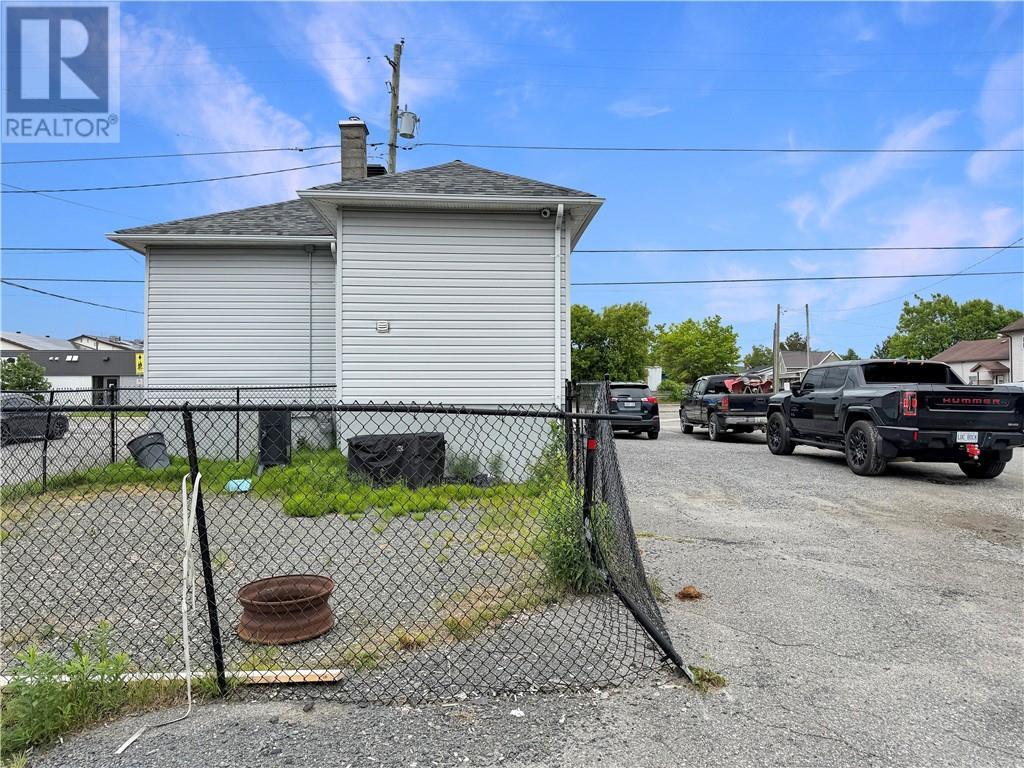 












3550 Errington Avenue

,
Chelmsford,




Ontario
P0M1L0

