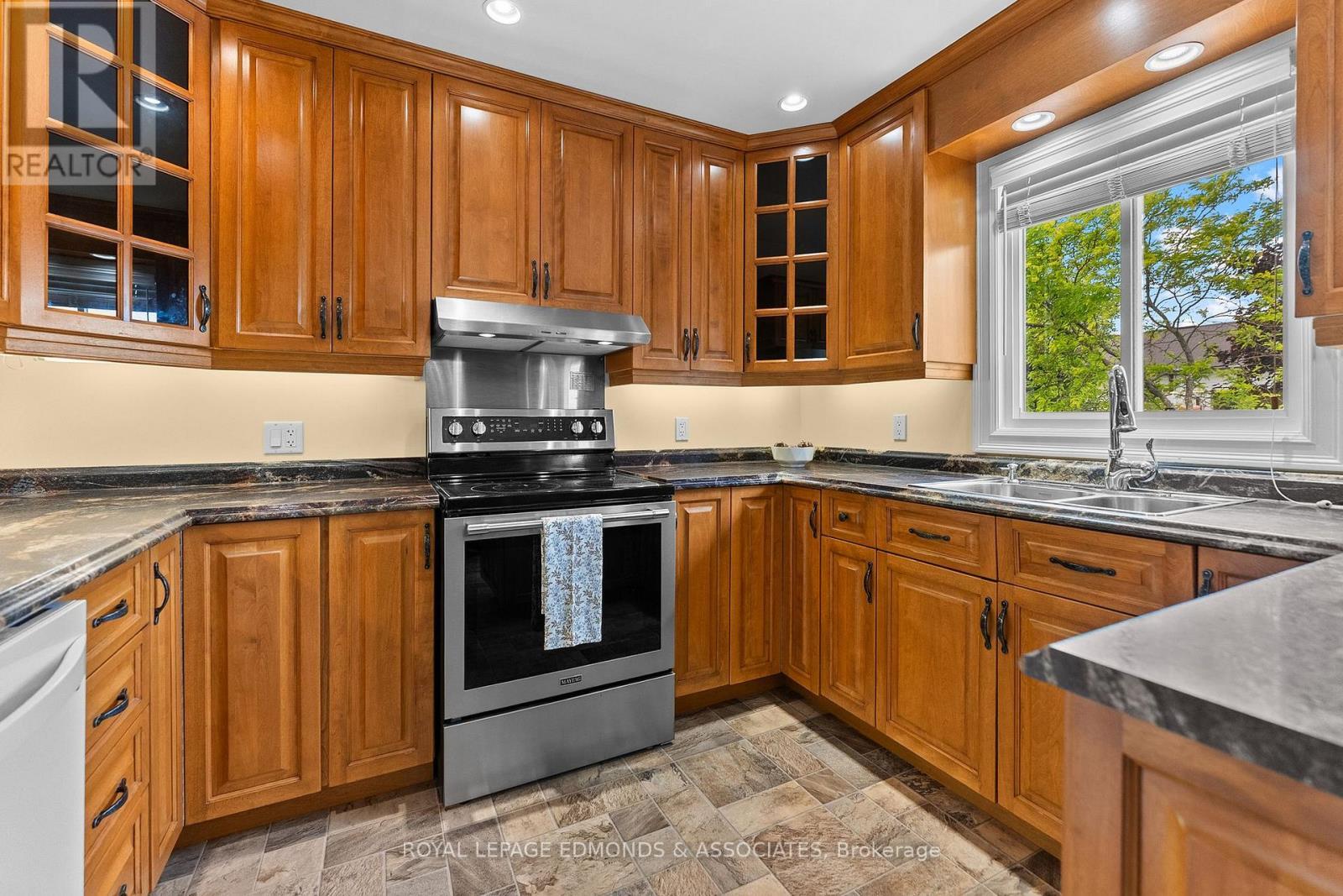 












13 LACROIX BAY ROAD

,
Whitewater Region,




Ontario
K0J2L0

