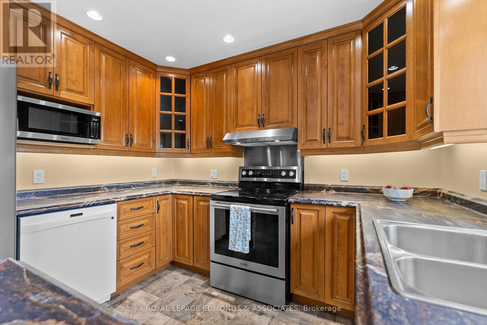 












13 LACROIX BAY ROAD

,
Whitewater Region,




Ontario
K0J2L0

