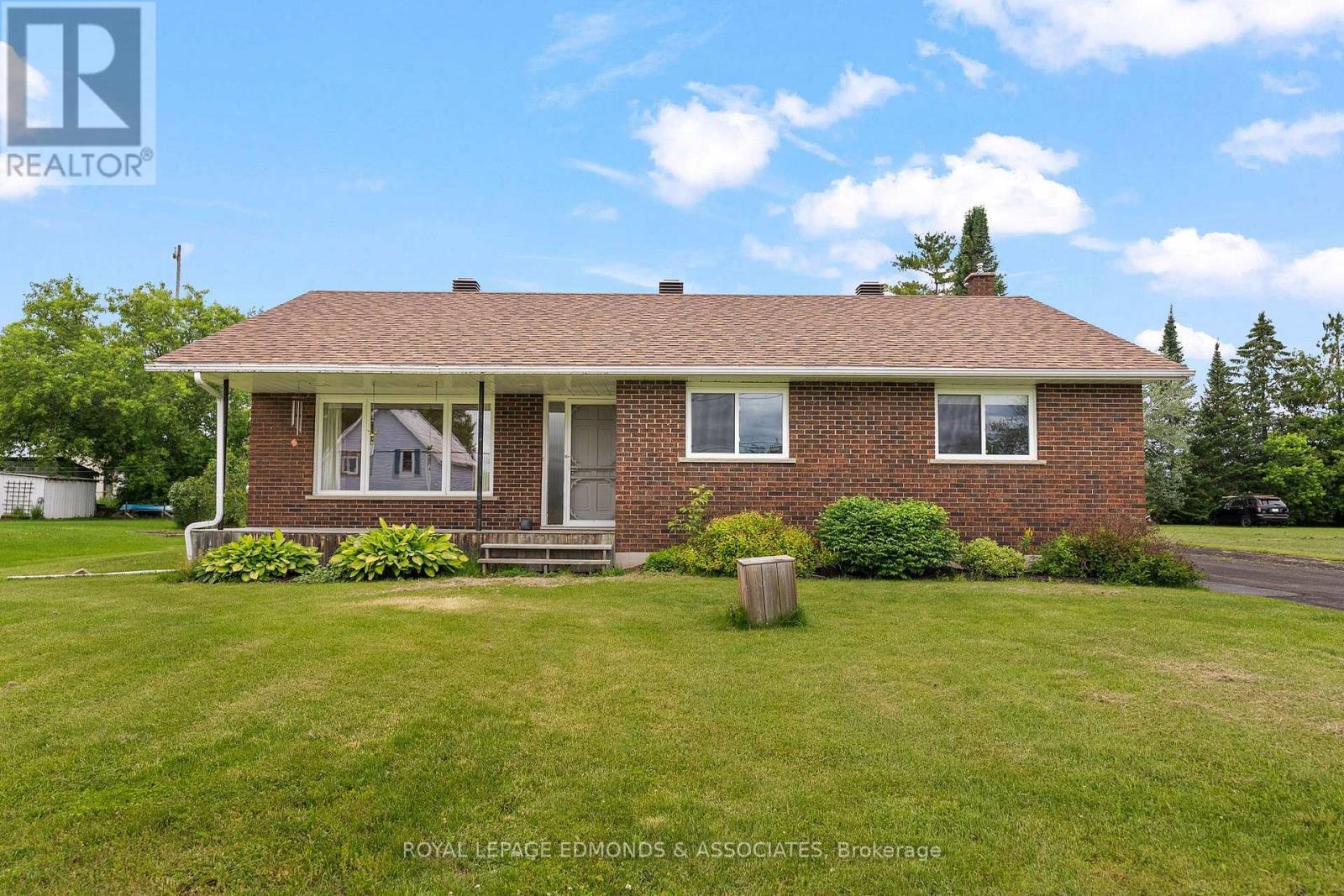 












13 LACROIX BAY ROAD

,
Whitewater Region,




Ontario
K0J2L0

