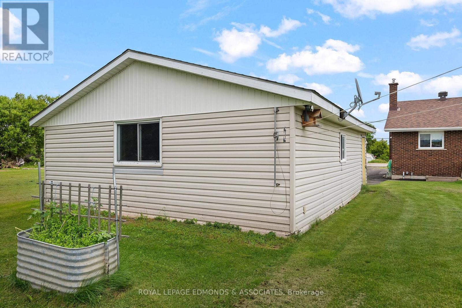 












13 LACROIX BAY ROAD

,
Whitewater Region,




Ontario
K0J2L0

