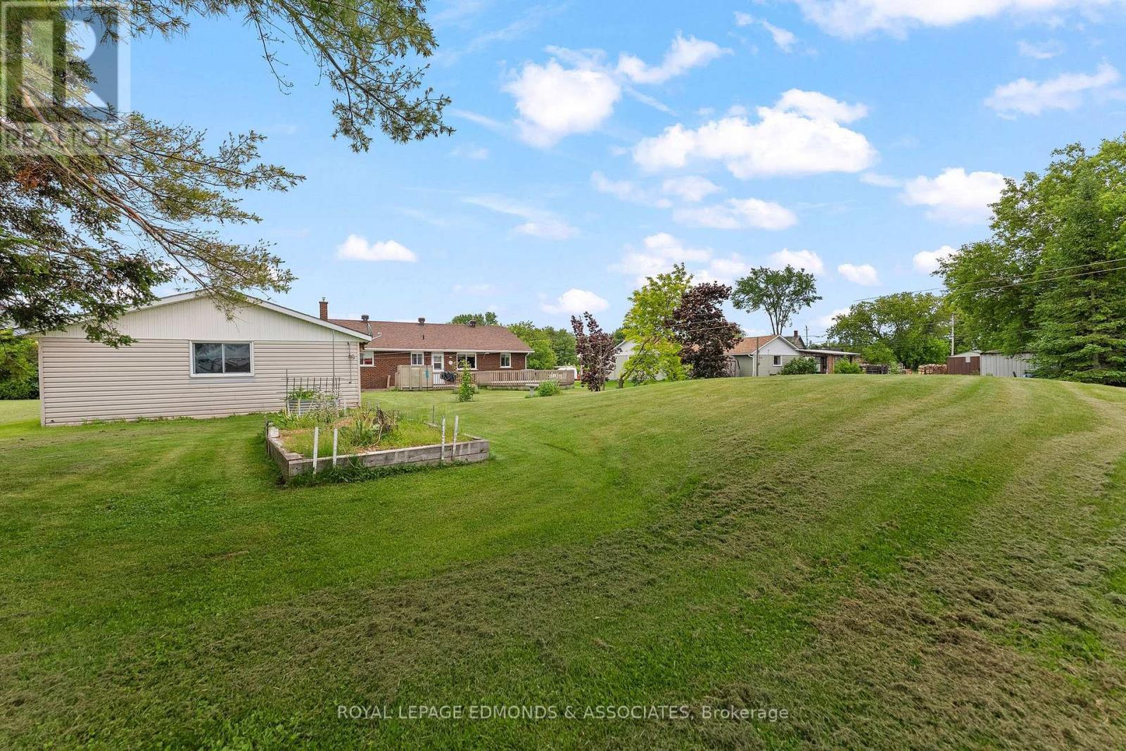 












13 LACROIX BAY ROAD

,
Whitewater Region,




Ontario
K0J2L0

