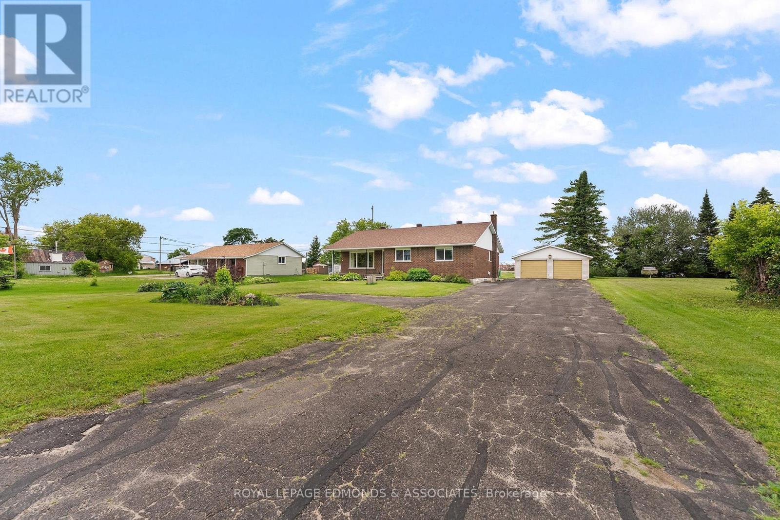 












13 LACROIX BAY ROAD

,
Whitewater Region,




Ontario
K0J2L0

