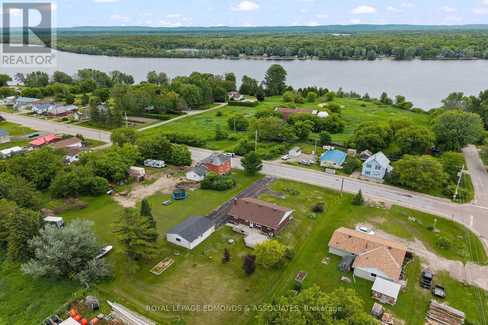 












13 LACROIX BAY ROAD

,
Whitewater Region,




Ontario
K0J2L0

