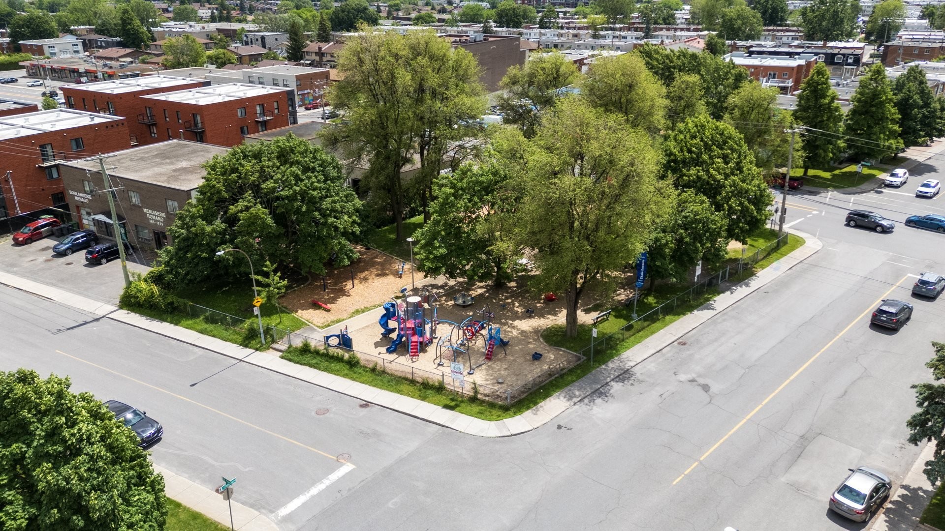 









7511


Rue Chouinard

,
Montréal (LaSalle),




QC
H8N2L6

