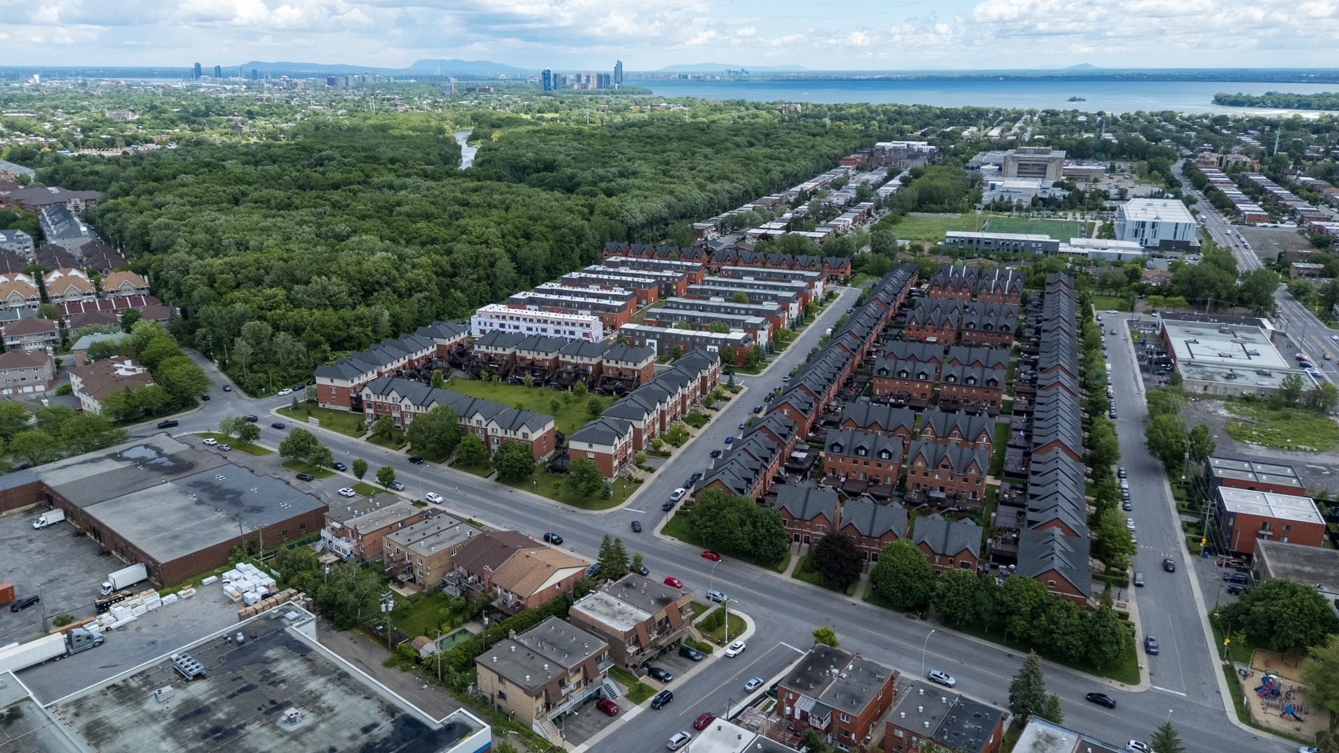 









7511


Rue Chouinard

,
Montréal (LaSalle),




QC
H8N2L6

